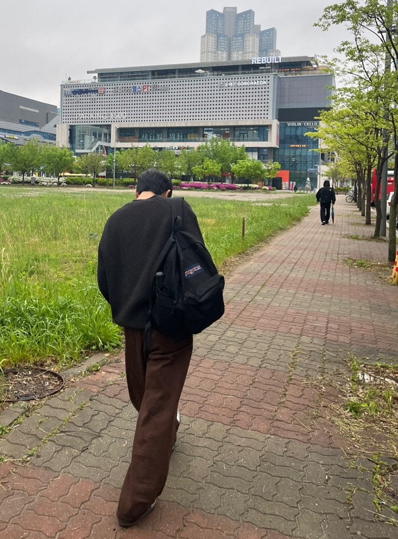 Jansport Superbreak Backpack Black, Adidas Samba OG Cloud White 착용 스타일
