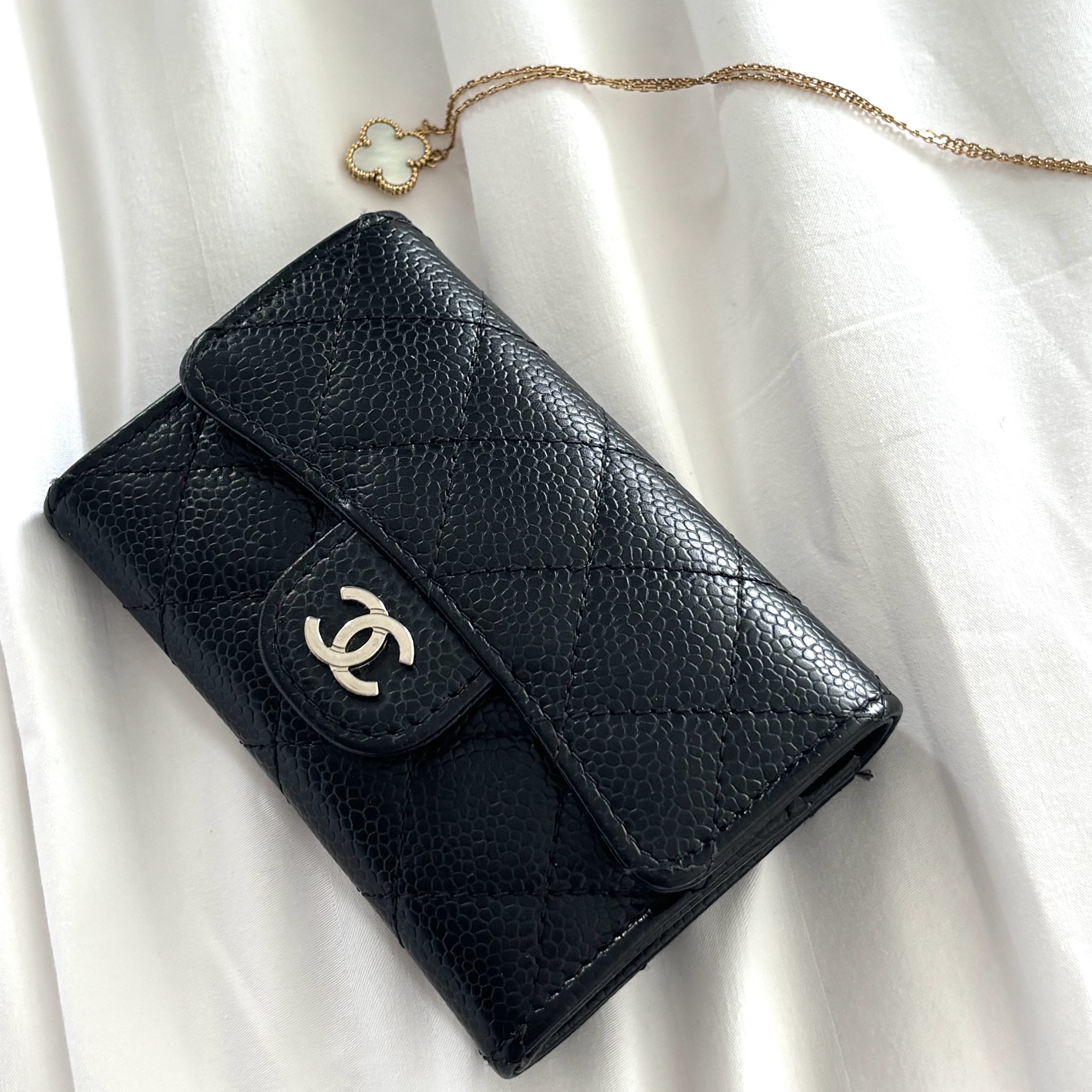 Chanel Classic Card Holder Grained Calfskin & Silver Black, (W) Van Cleef & Arpels Vintage Alhambra Pendant Yellow Gold Mother of Pearl 착용 스타일
