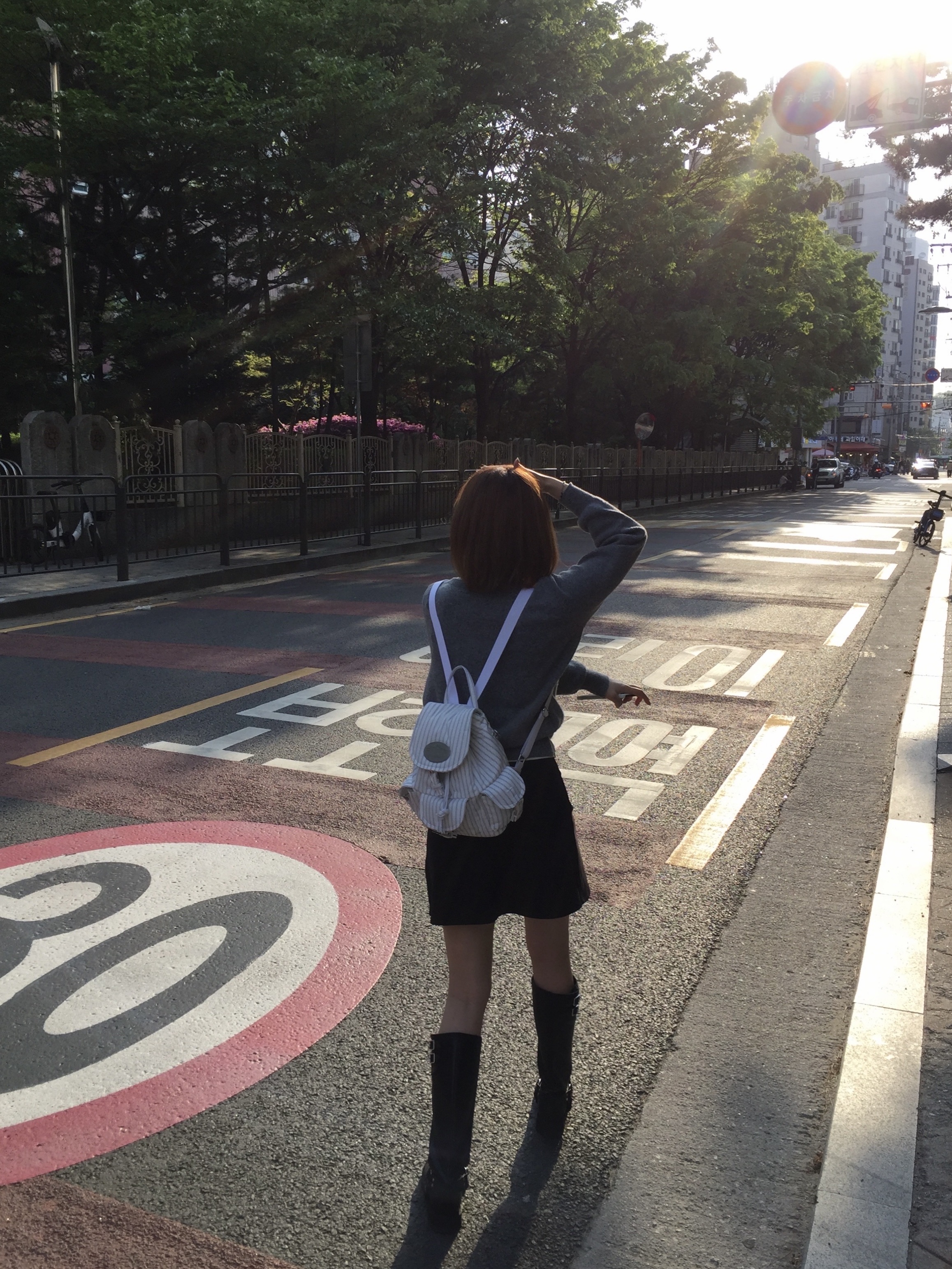 LOTS YOU Nostalgia Chubby Backpack White 착용 스타일 - 5