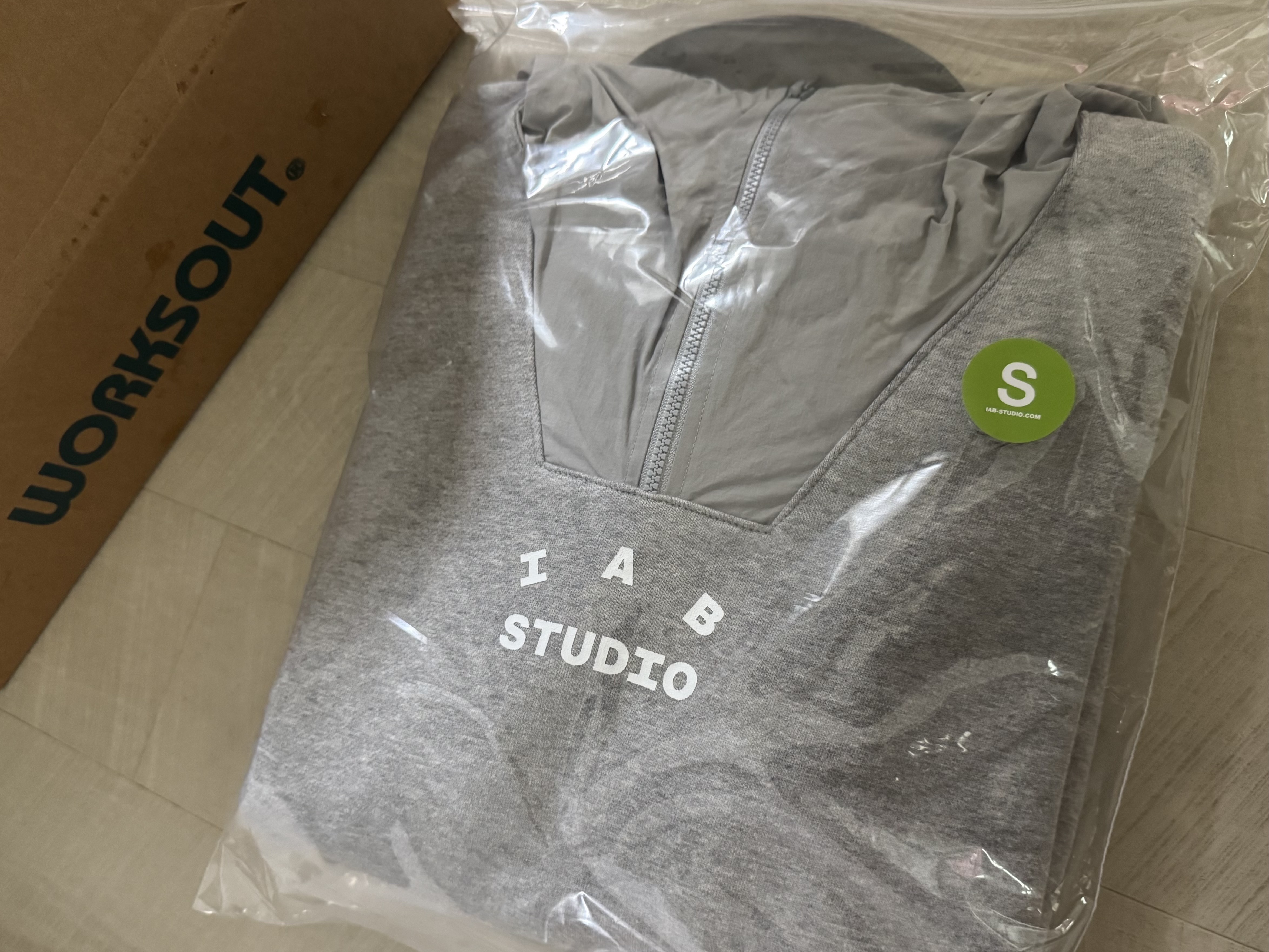 IAB Studio Woven Hoodie Gray White 착용 스타일