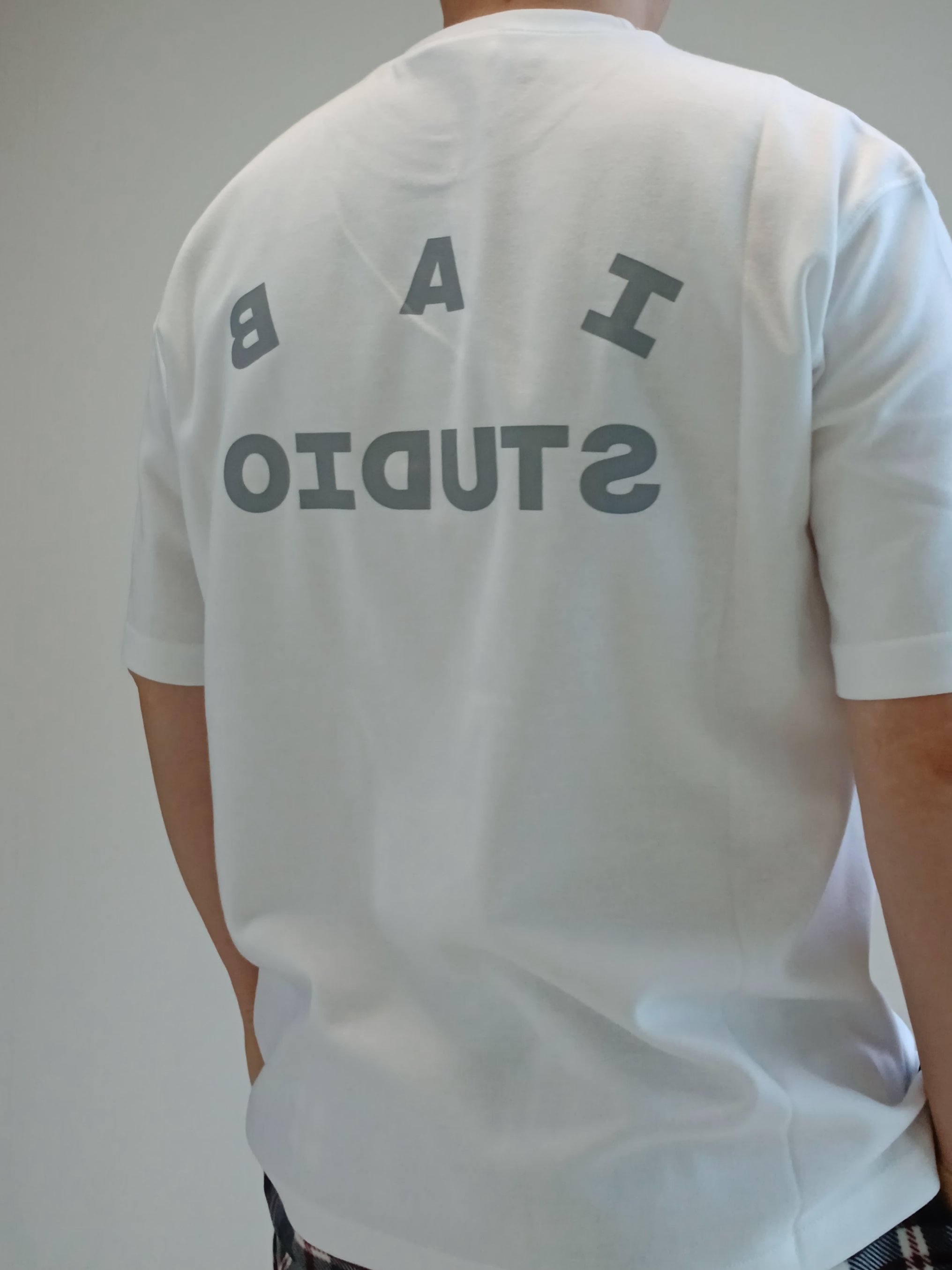 IAB Studio T-Shirt White Gray 착용 스타일 - 4