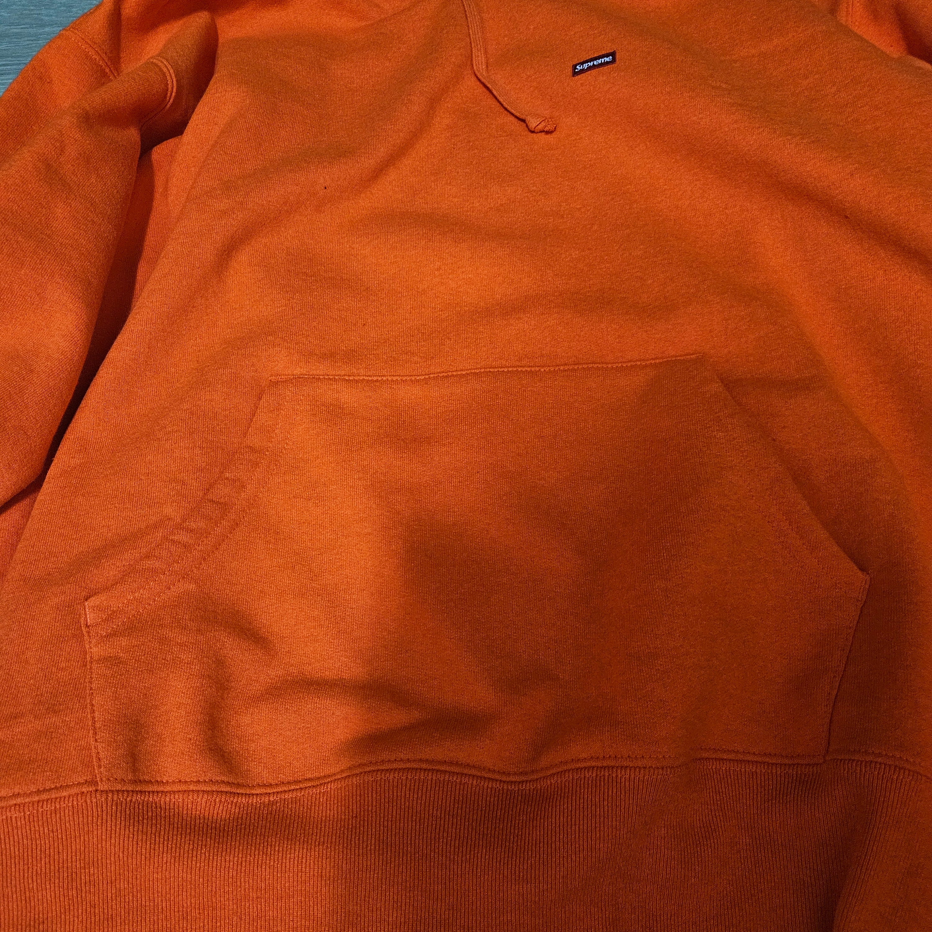 Supreme Small Box Hooded Sweatshirt Bright Orange - 24SS 착용 스타일