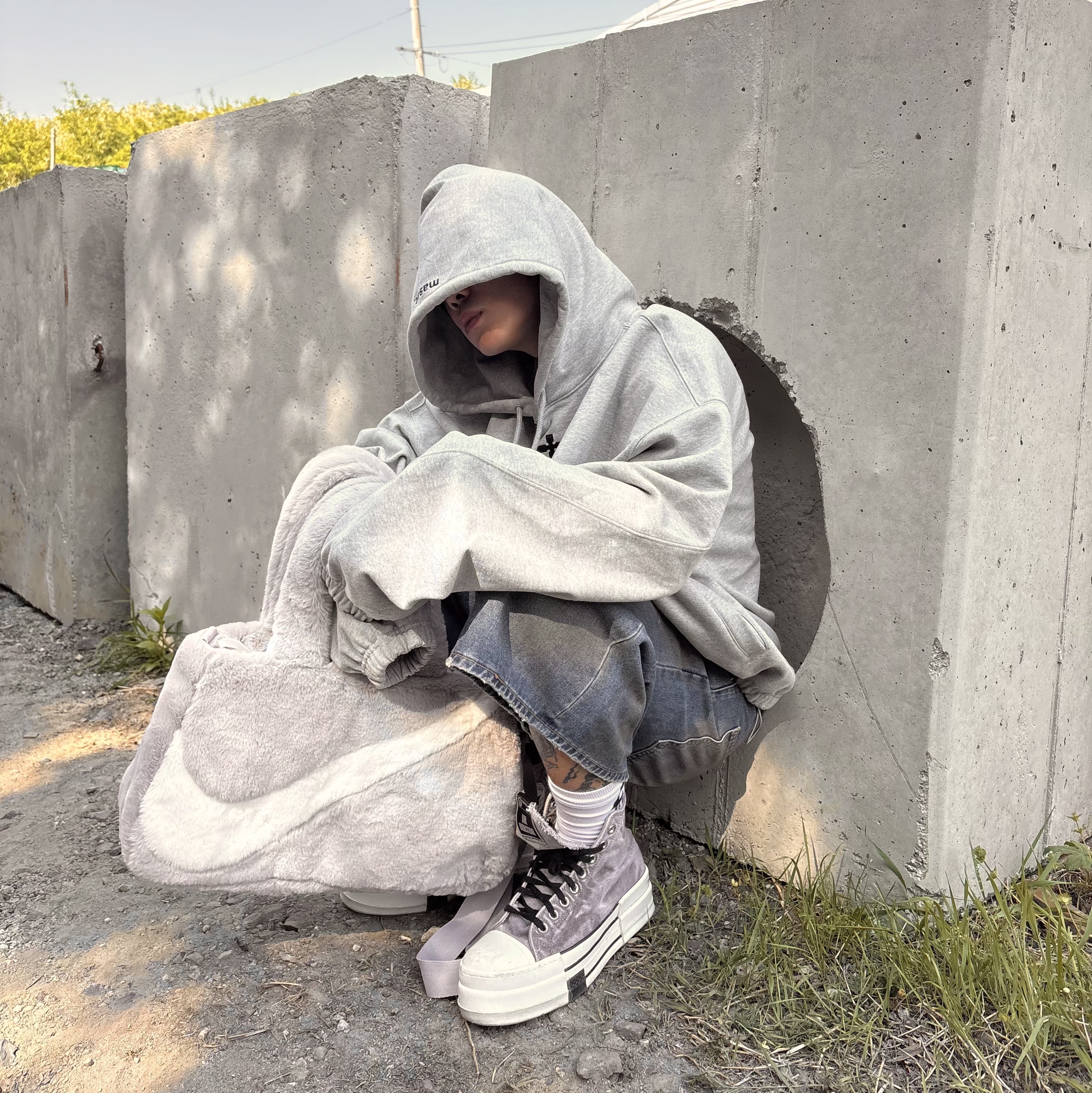 Nike NSW Faux Fur Tote Bag Light Iron Ore, Converse x Drkshdw DBL Drkstar Overdye Chuck 70 Hi Concrete 착용 스타일 - 1