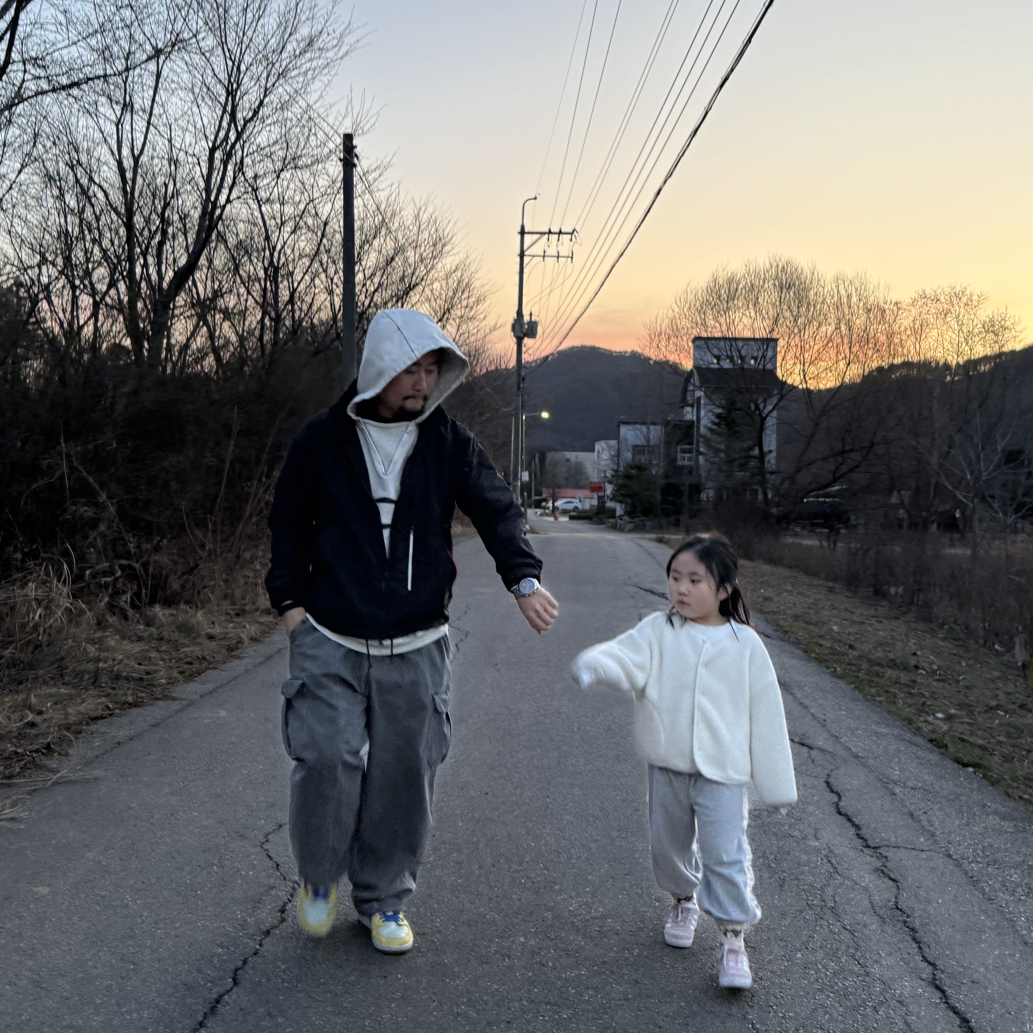 (W) Mischief Bleached Pullover Hoodie Bleached Khaki, (W) Jordan 1 x Travis Scott Retro Low OG SP Canary 착용 스타일