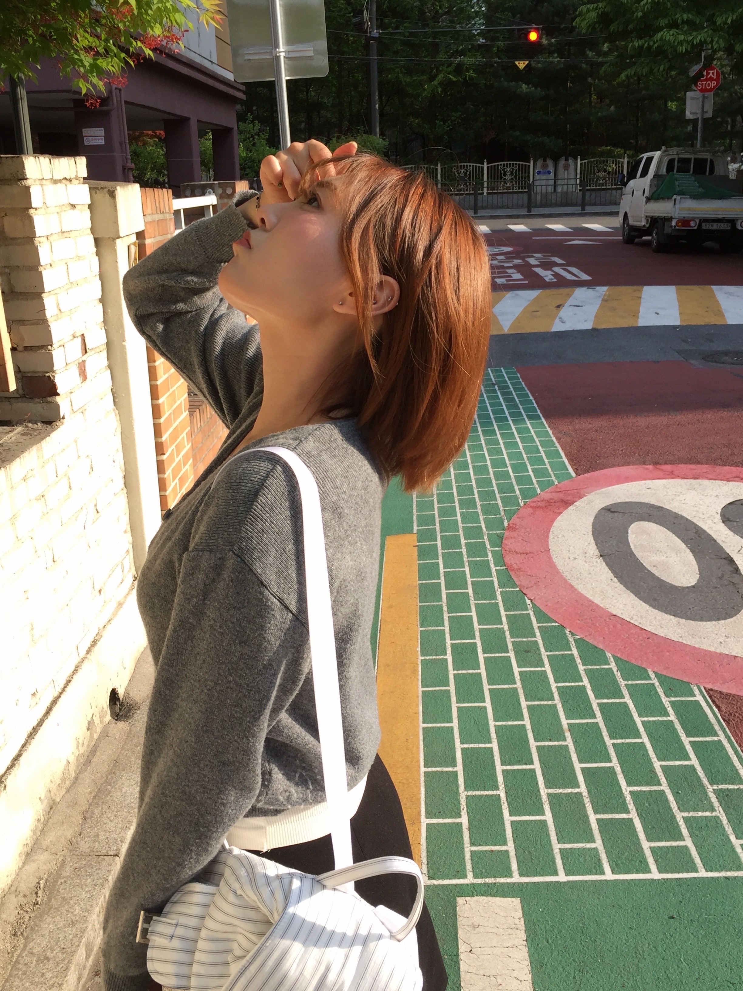 LOTS YOU Nostalgia Chubby Backpack White 착용 스타일 - 4