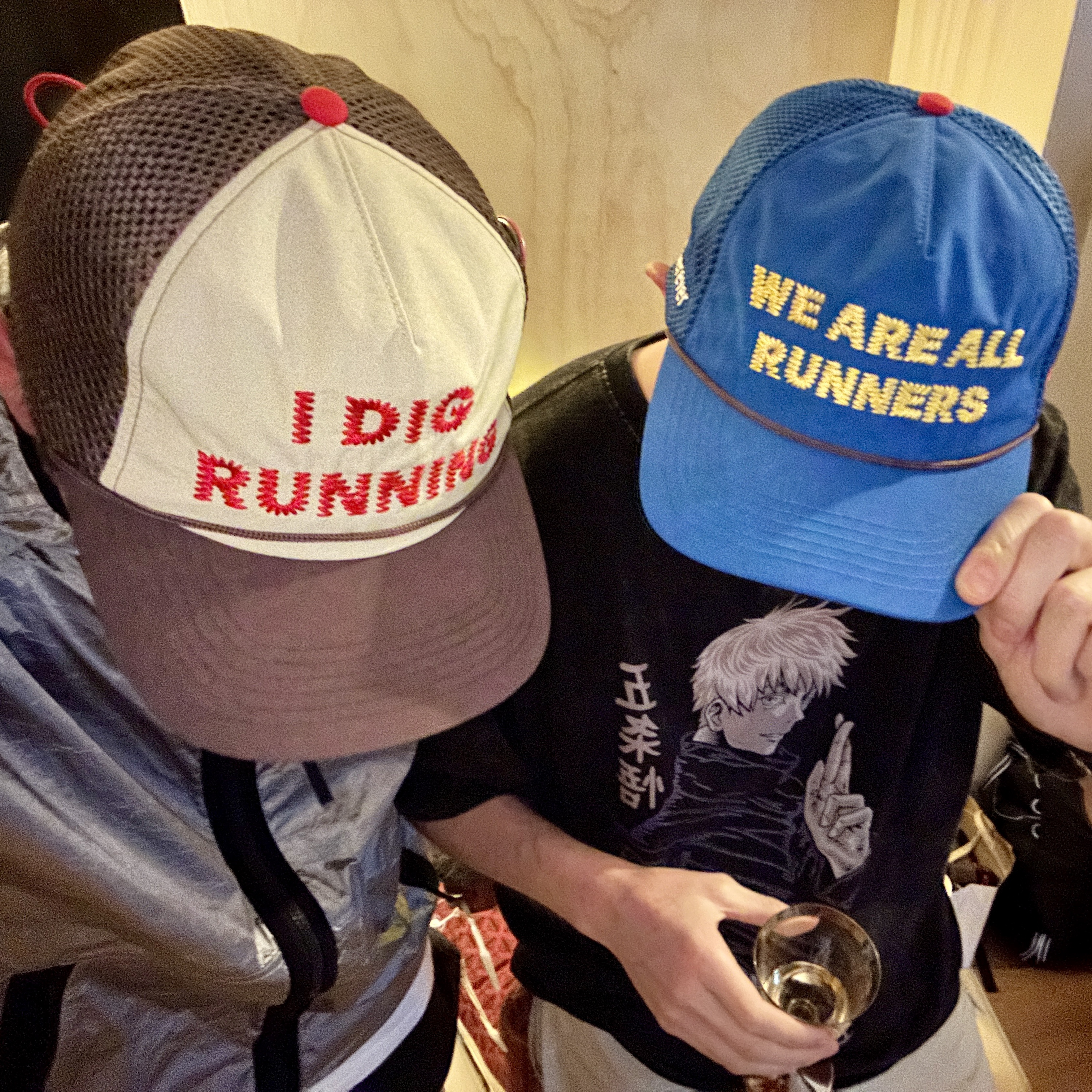 Alex Zono I Dig Running Trucker Hat OG Brown, Alex Zono x Wherever We Are All Runners Trucker Hat Blue 착용 스타일 - 1