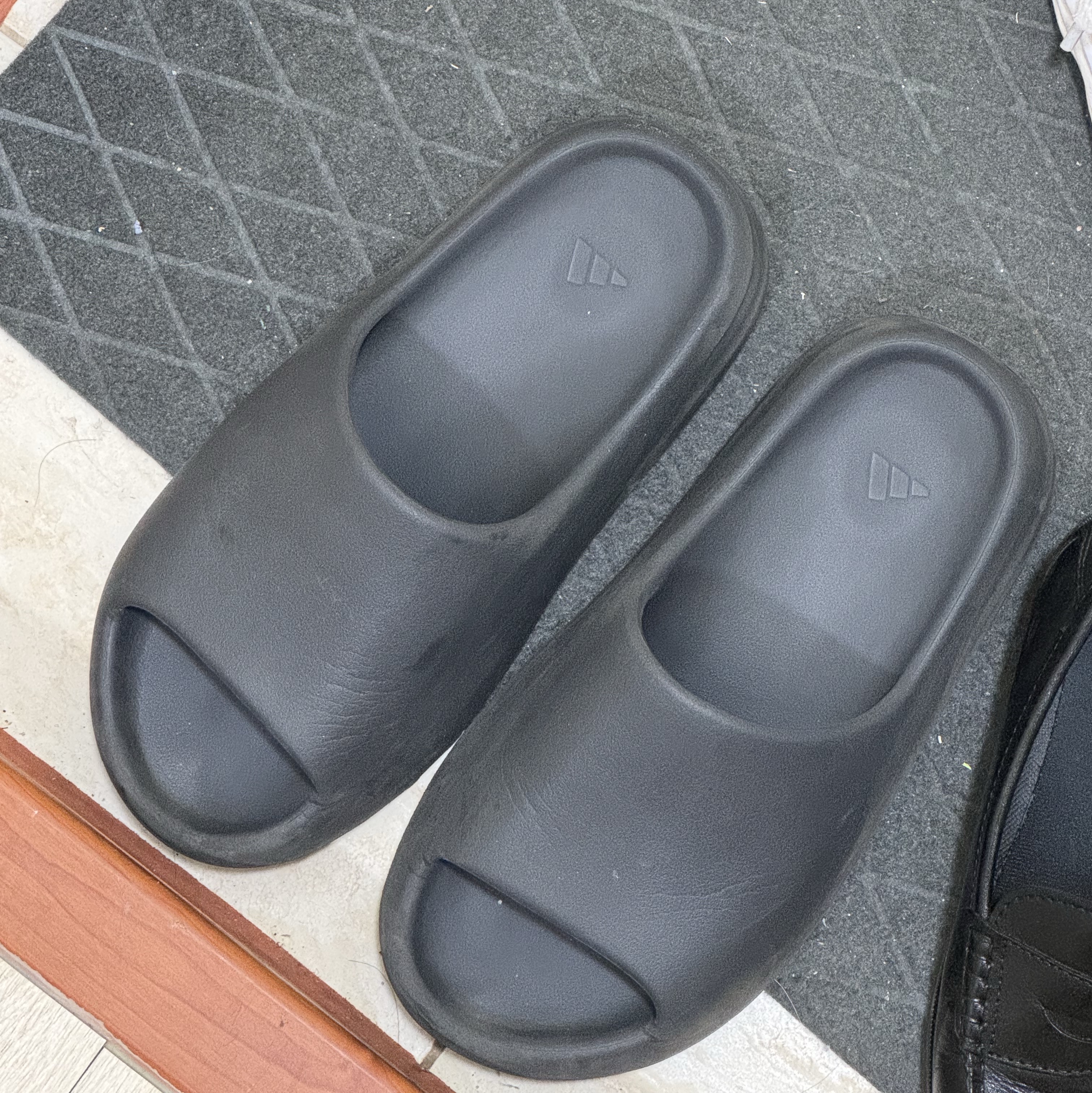 Adidas Yeezy Slide Onyx 착용 스타일