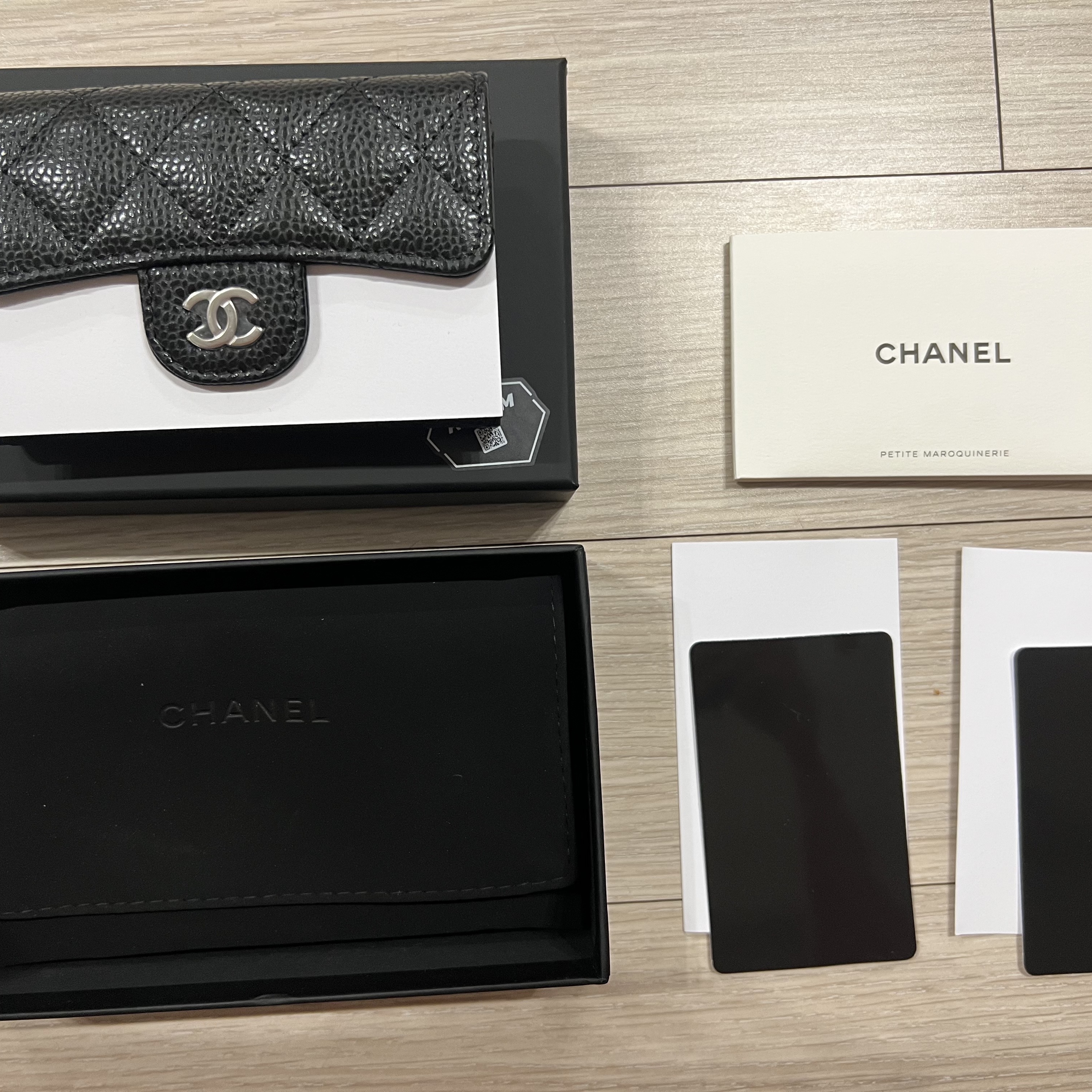 Chanel Classic Card Holder Grained Calfskin & Silver Black 착용 스타일 - 2