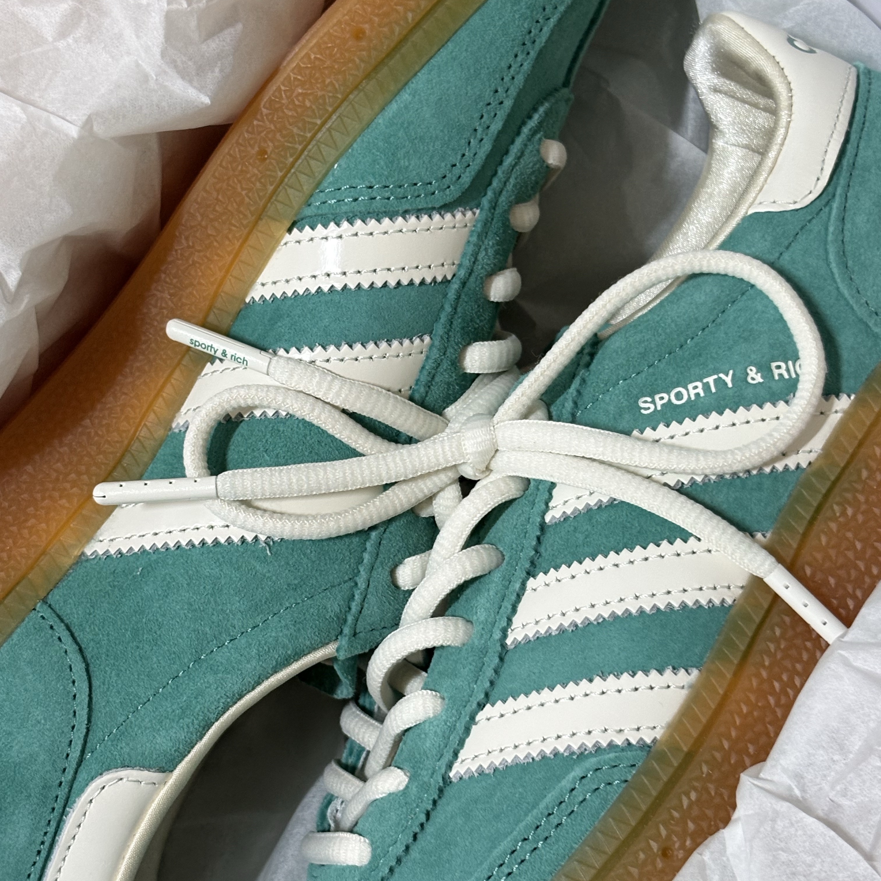 Adidas x Sporty & Rich Spezial Handball Pantone Core White 착용 스타일