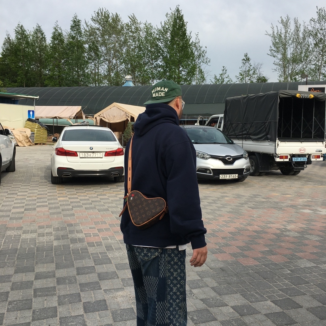 Louis Vuitton Sac Coeur Monogram, Supreme Small Box Hooded Sweatshirt Navy - 24FW 착용 스타일 - 1