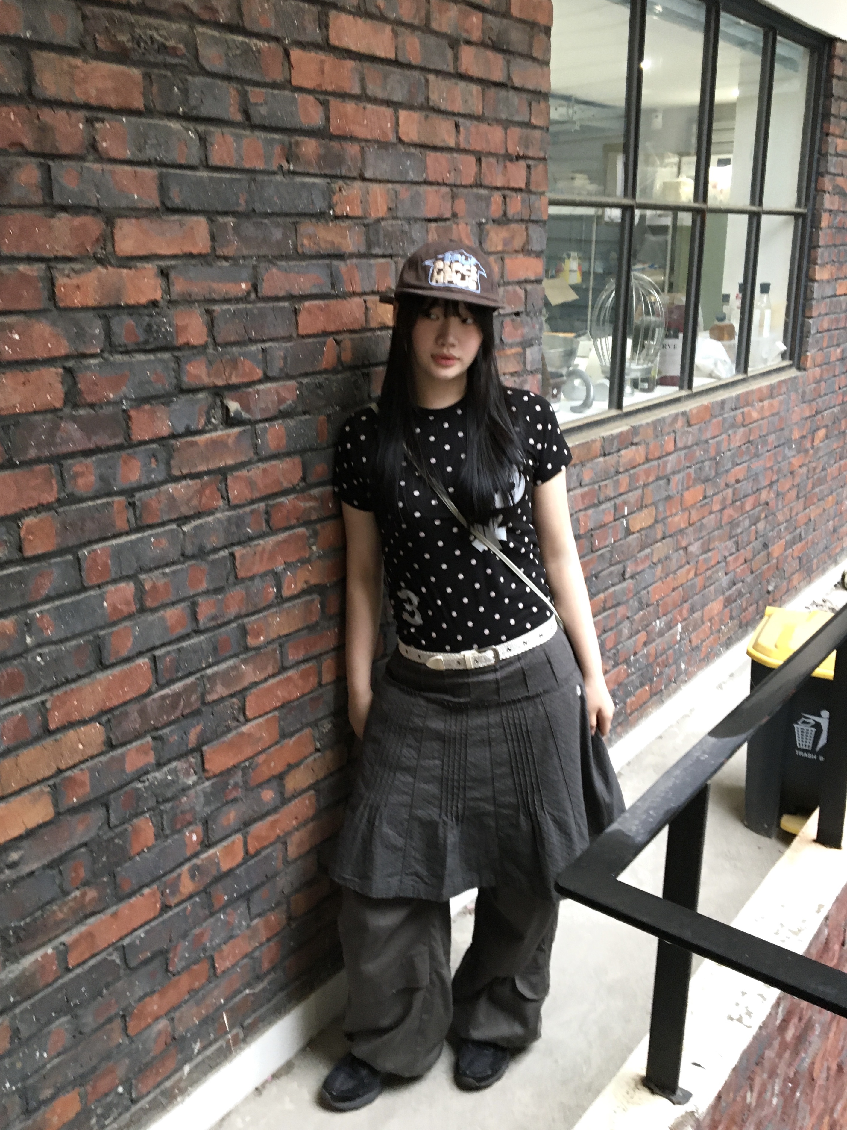 COYSEIO Flower Pintuck Skirt Charcoal 착용 스타일