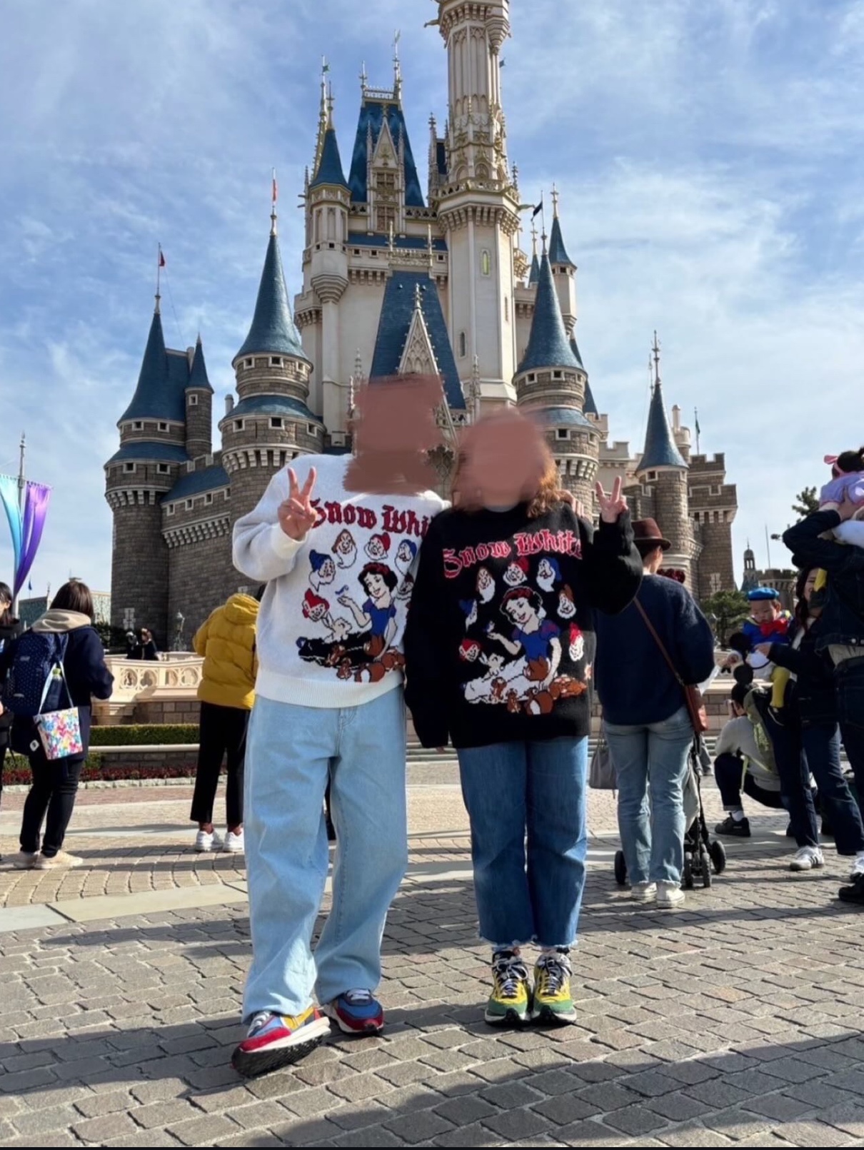 Supreme Snow White Sweater White - 24FW, Supreme Snow White Sweater Black - 24FW 착용 스타일 - 1