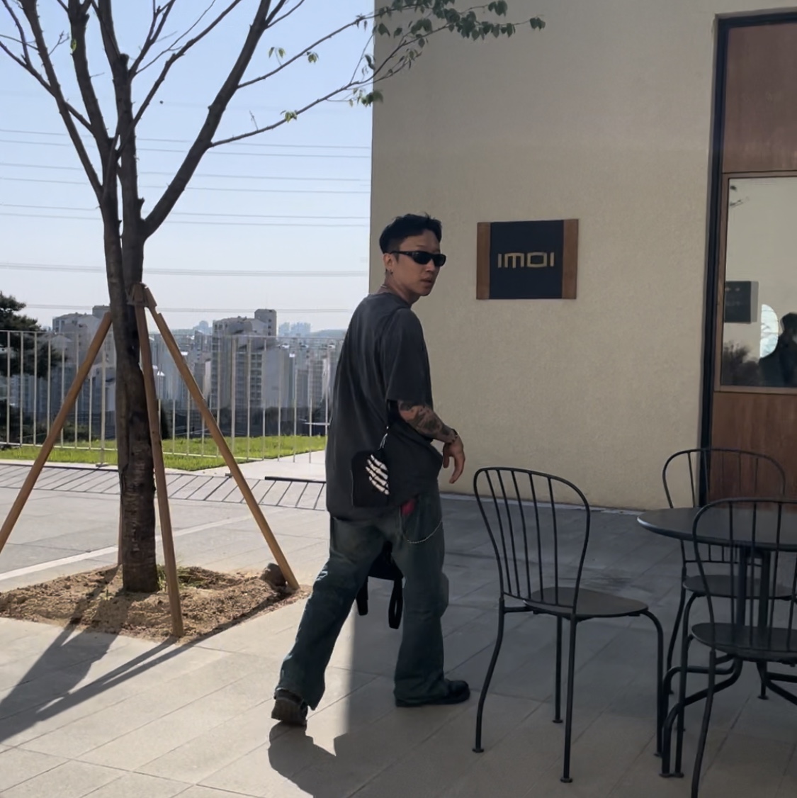 Ray-Ban DADDY-O II Polished Black Frame Green Classic G-15 Lenses, Dr. Martens 2976 Chelsea Black Smooth 착용 스타일 - 1