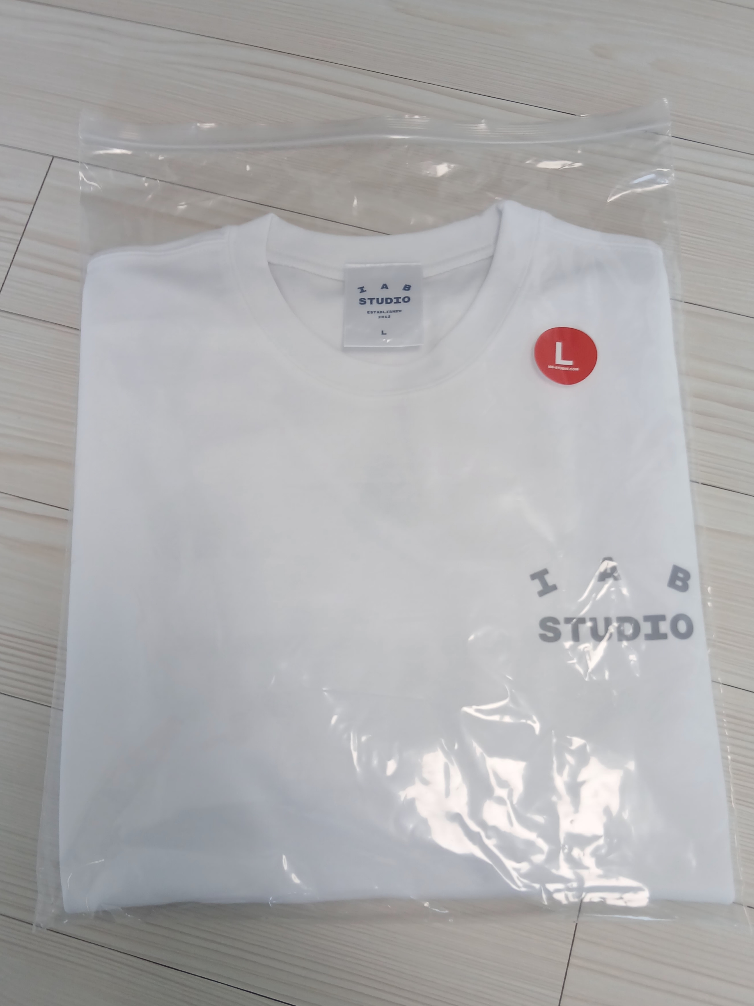 IAB Studio T-Shirt White Gray 착용 스타일 - 5