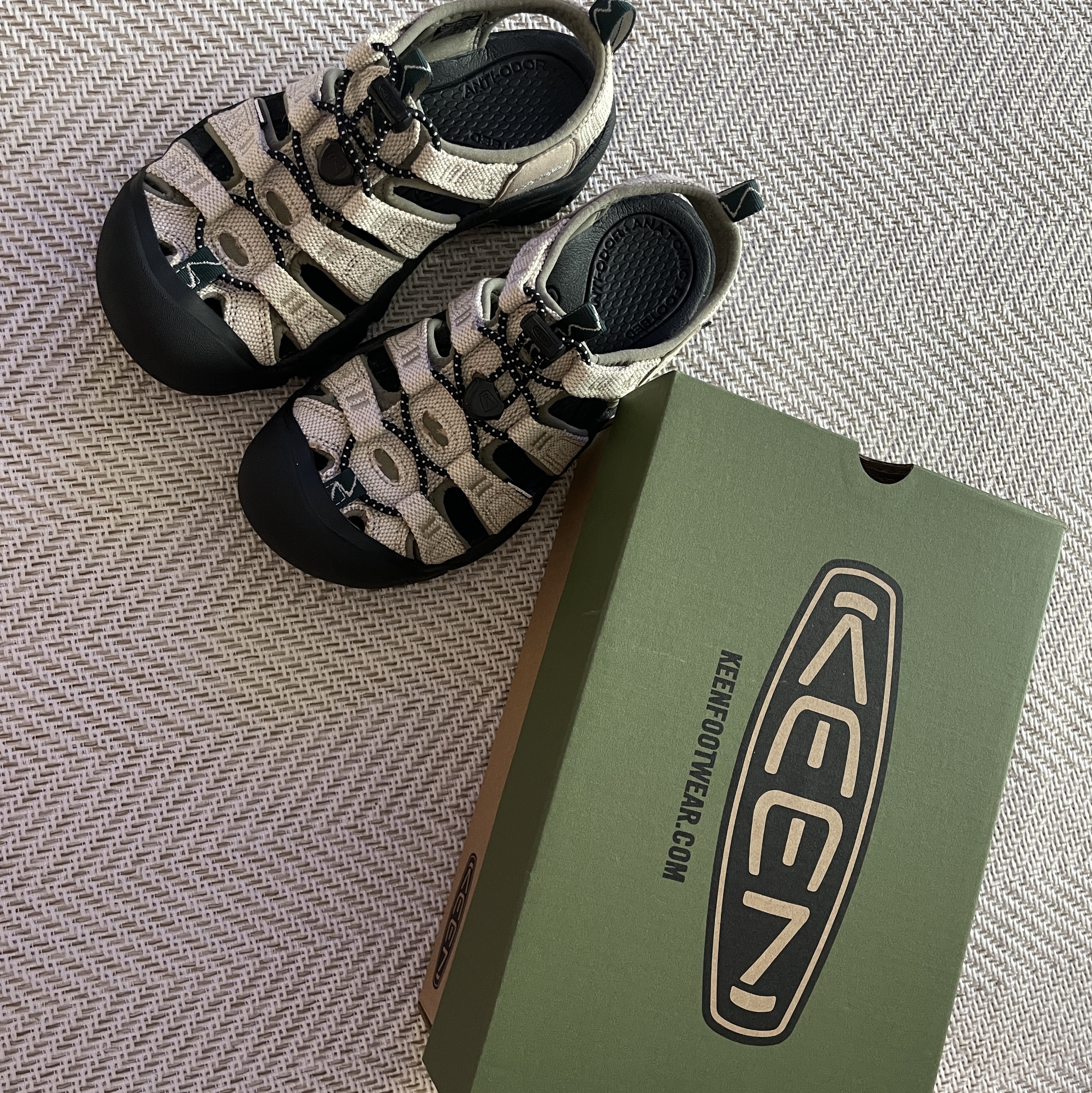 (W) Keen x Gramicci Newport Retro Natural Ponderosa Pine 착용 스타일 - 1
