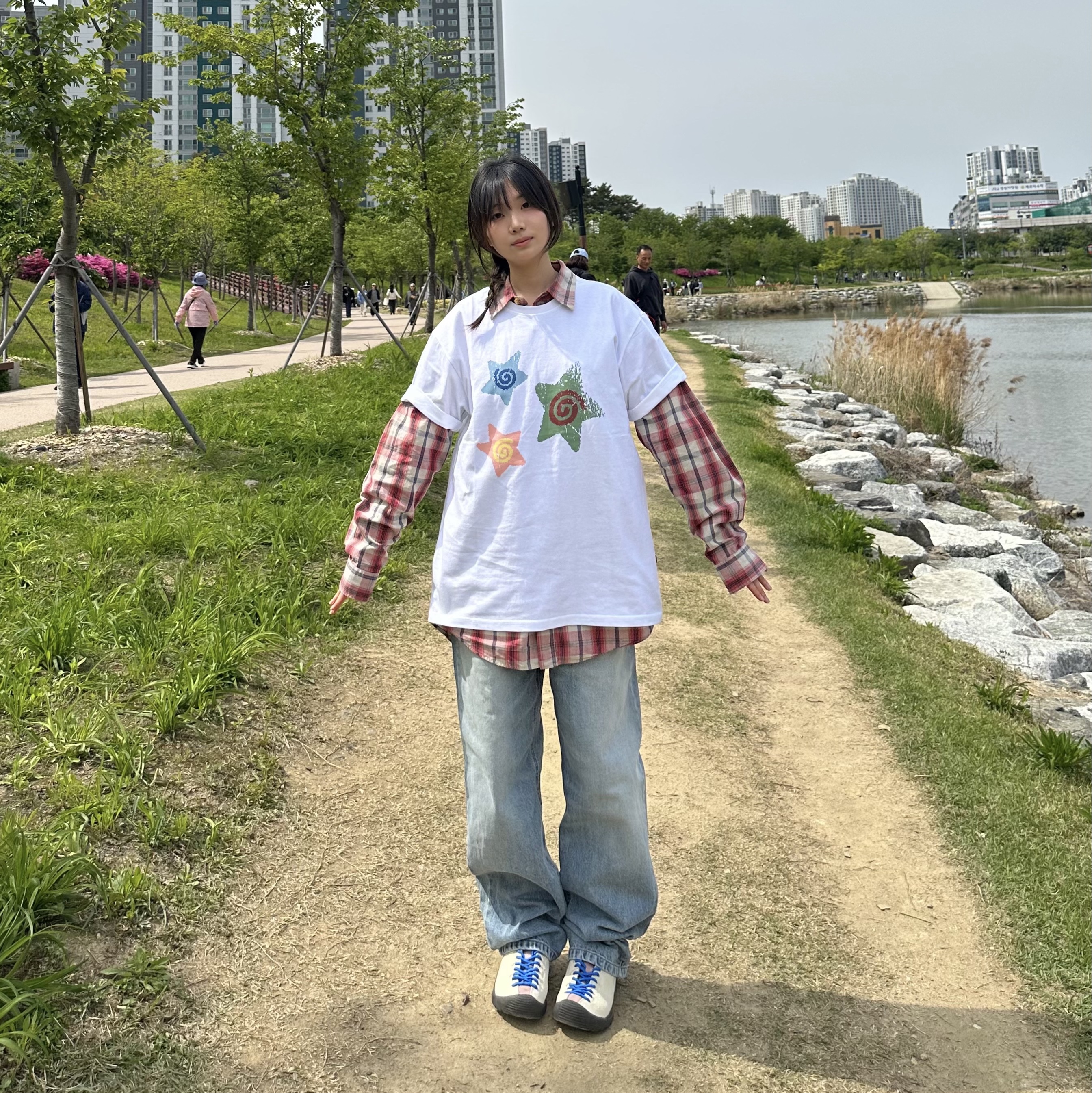 (W) Keen Jasper Suede Sneakers Birch Fawn 착용 스타일 - 2