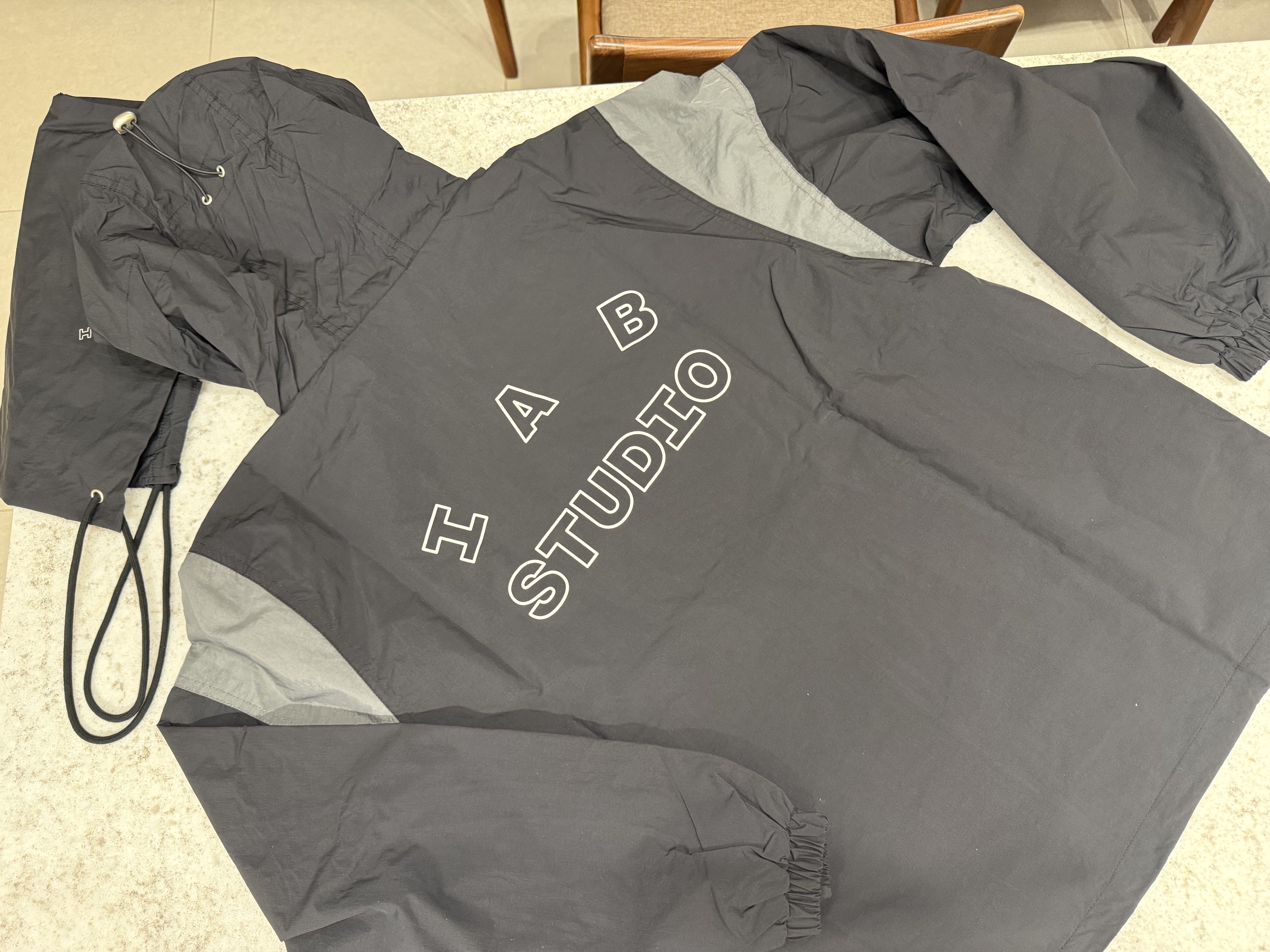 IAB Studio Wind Jacket Pack Black Silver 착용 스타일 - 2