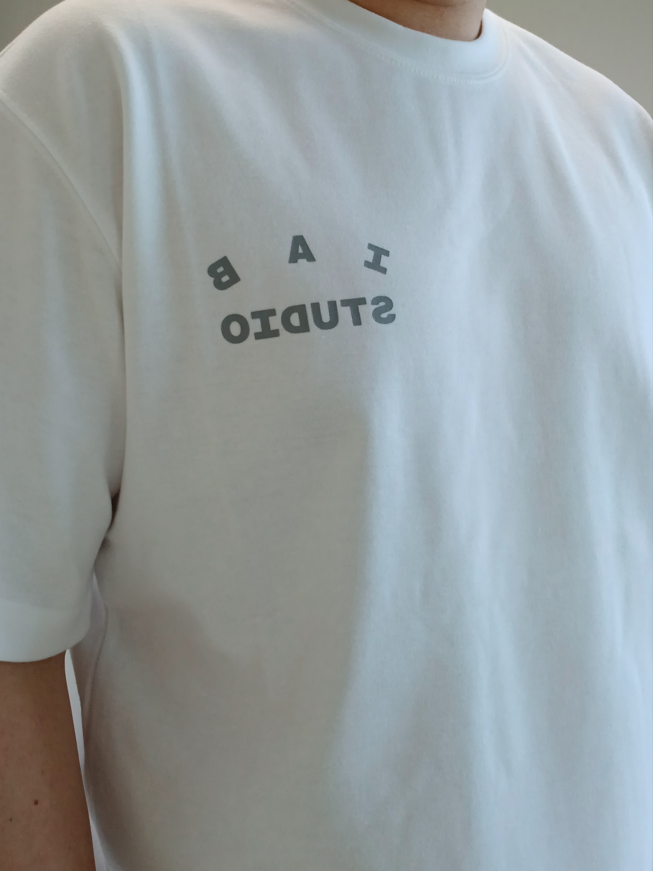 IAB Studio T-Shirt White Gray 착용 스타일 - 5