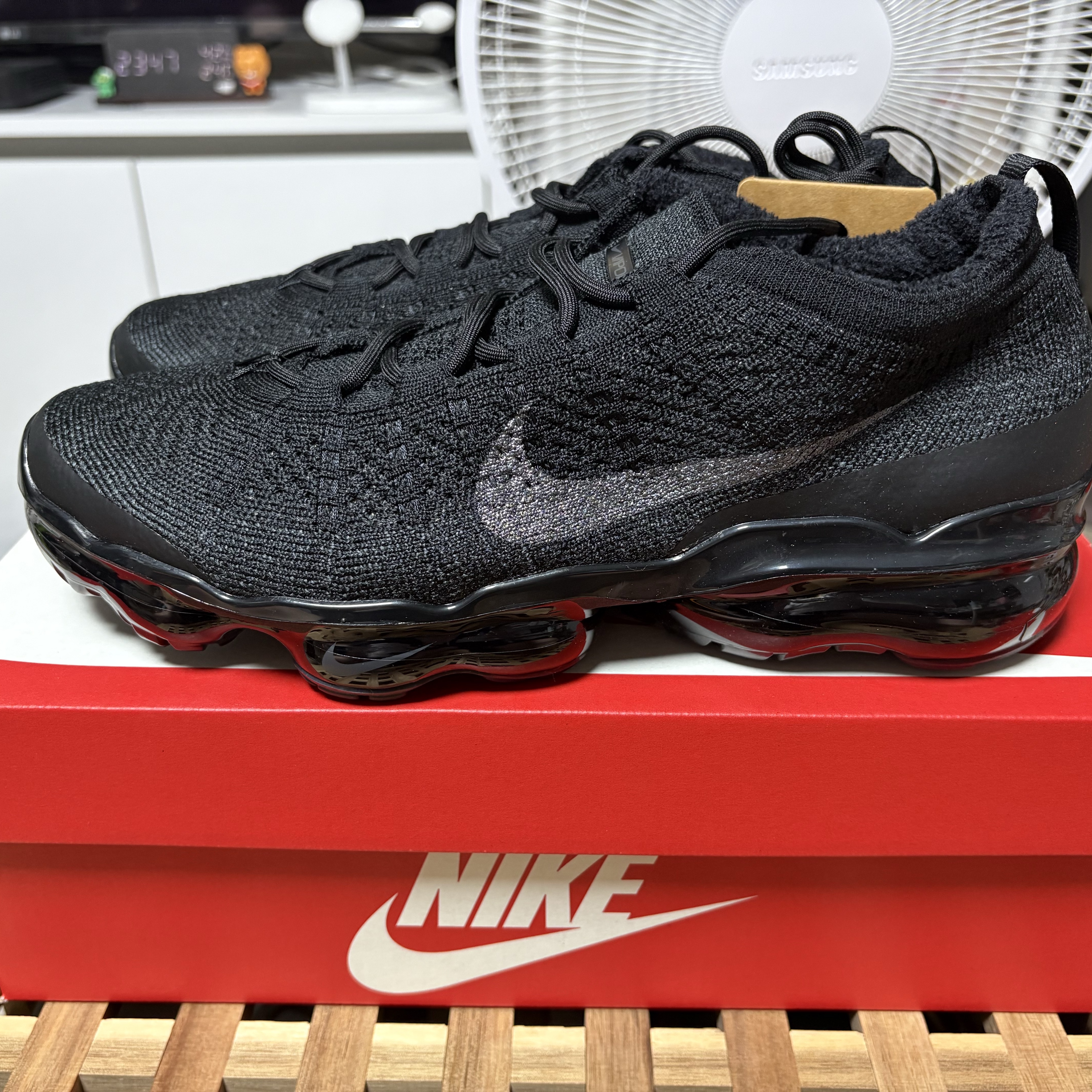 Nike Air VaporMax 2023 Flyknit Triple Black 착용 스타일 - 1
