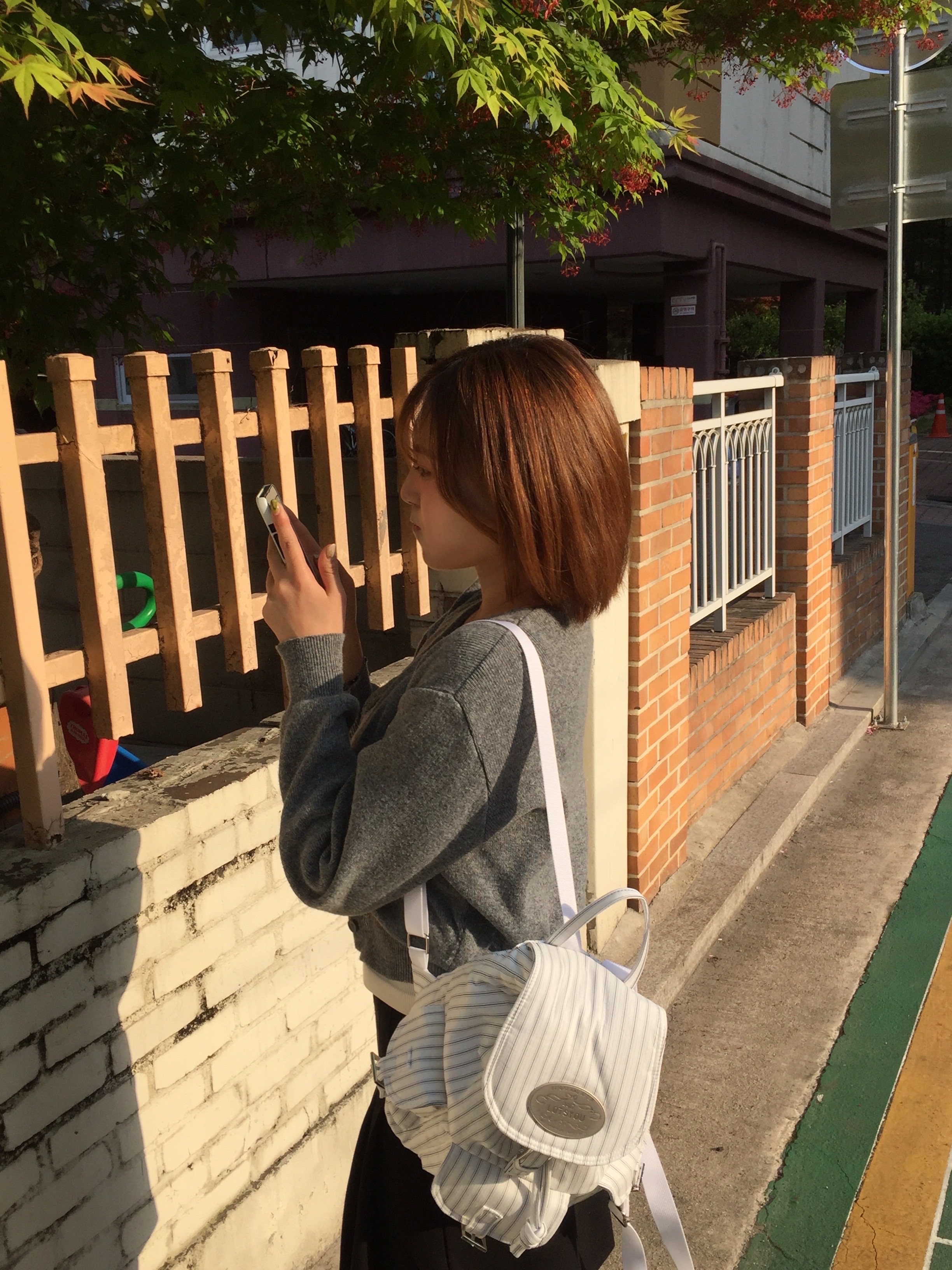 LOTS YOU Nostalgia Chubby Backpack White 착용 스타일 - 2