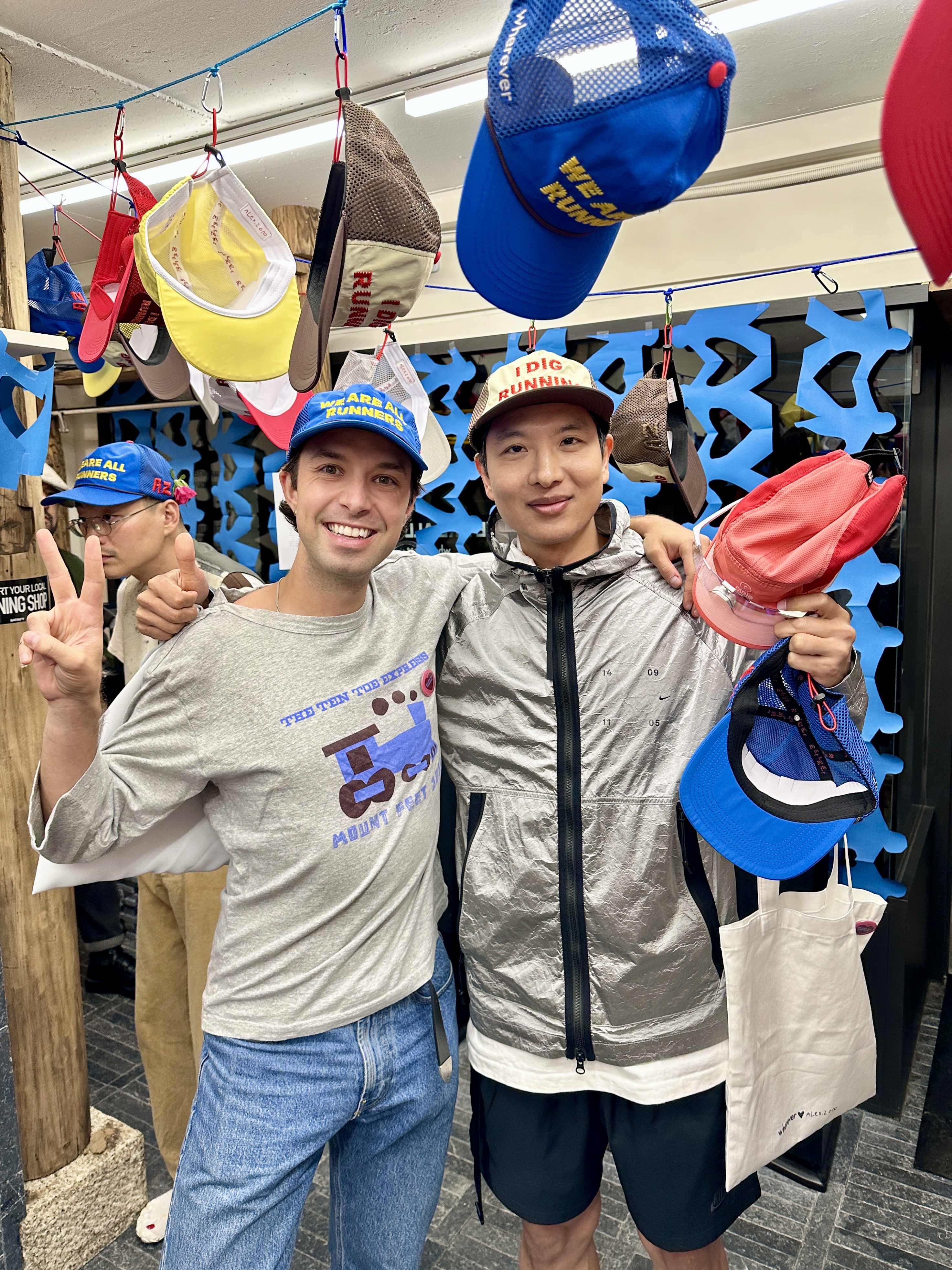 Alex Zono I Dig Running Trucker Hat OG Brown, Alex Zono Journey T-Shirt Cape Town Grey - Online Exclusive 착용 스타일 - 1