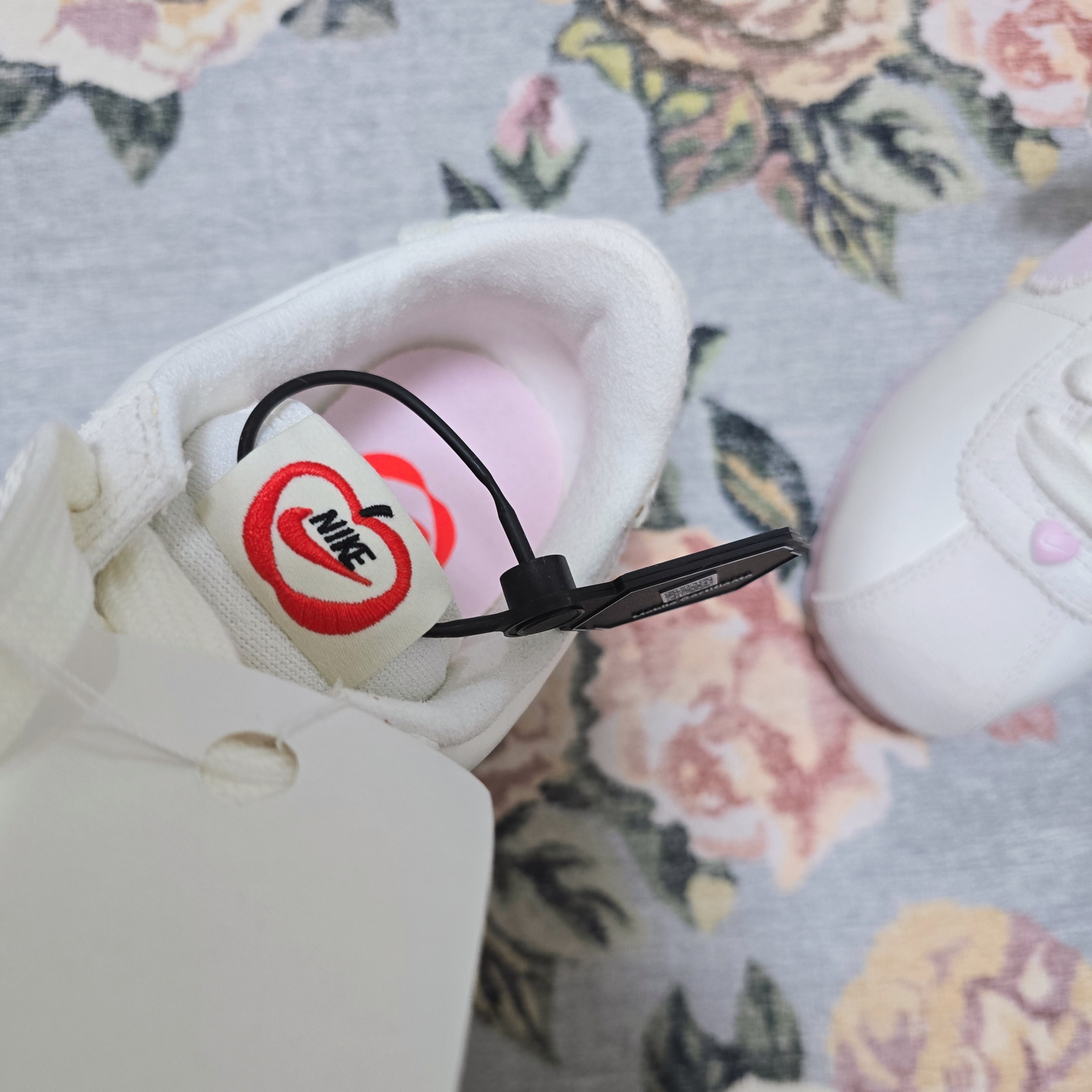 (W) Nike Cortez Valentine's Day Sail Pink Foam 착용 스타일 - 2