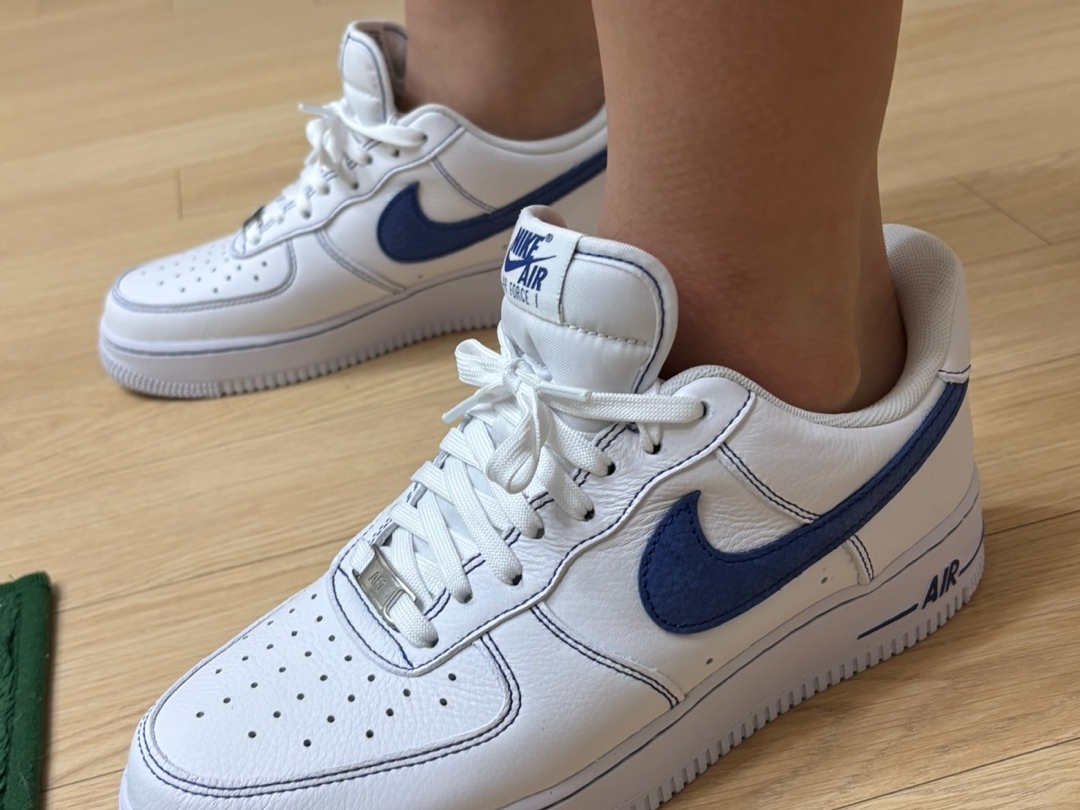 Nike Air Force 1 '07 LV8 White Deep Royal Blue 착용 스타일