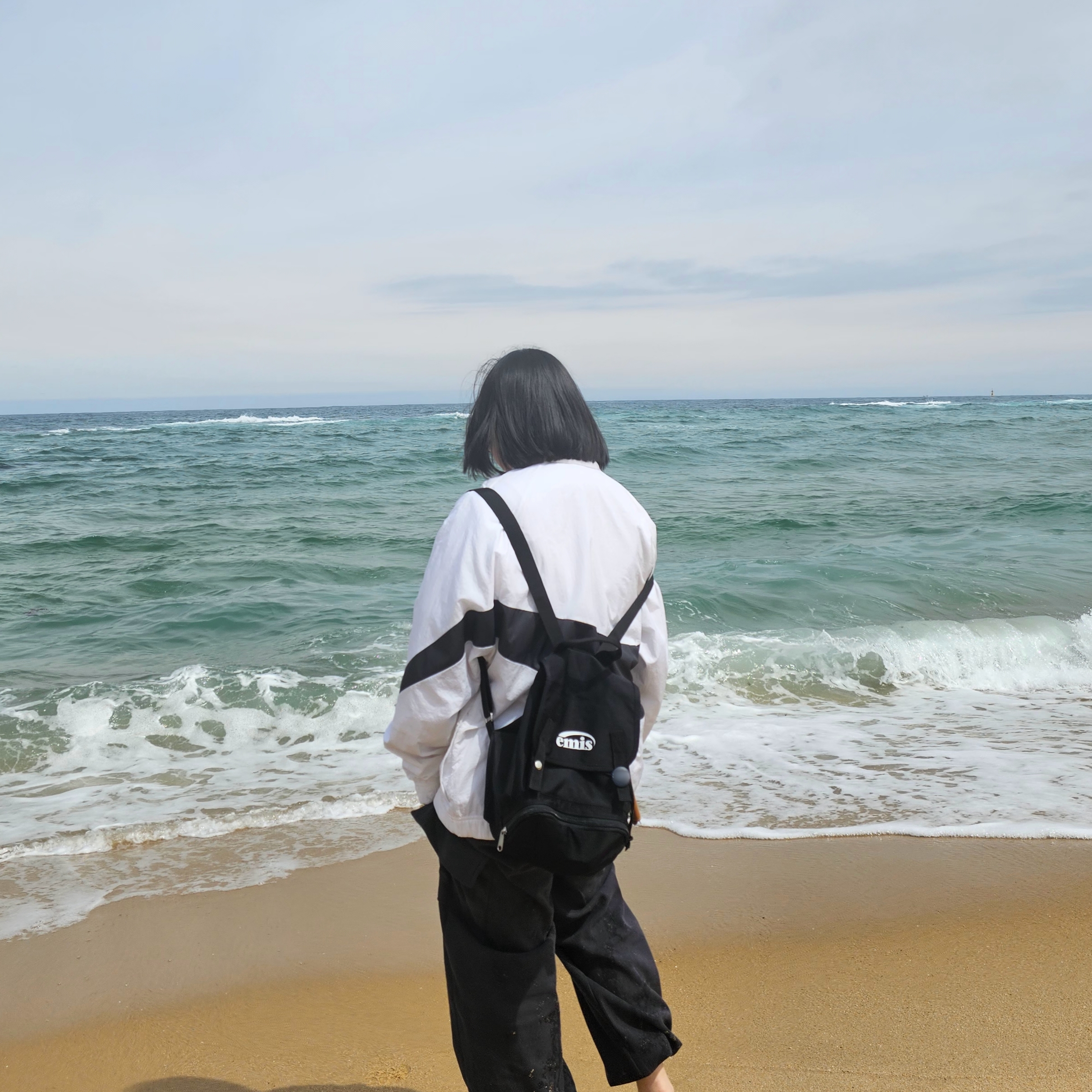 Emis Logo Mini Backpack Black 착용 스타일