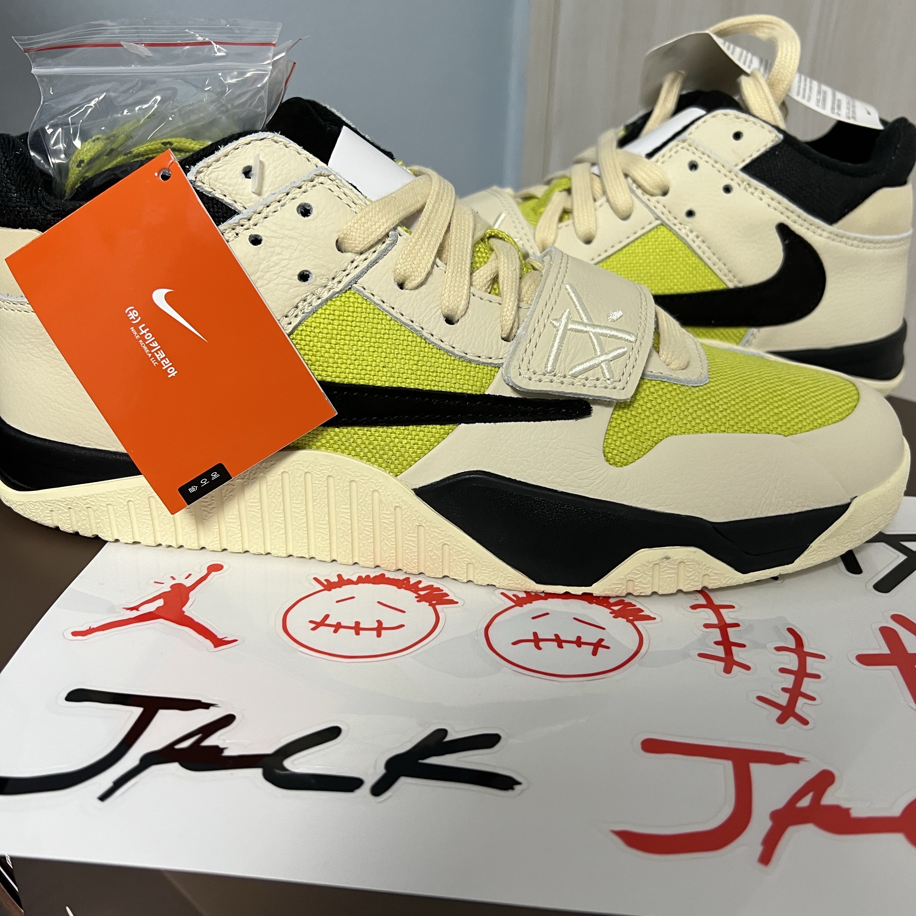 Jordan x Travis Scott Jumpman Jack TR Bright Cactus 착용 스타일