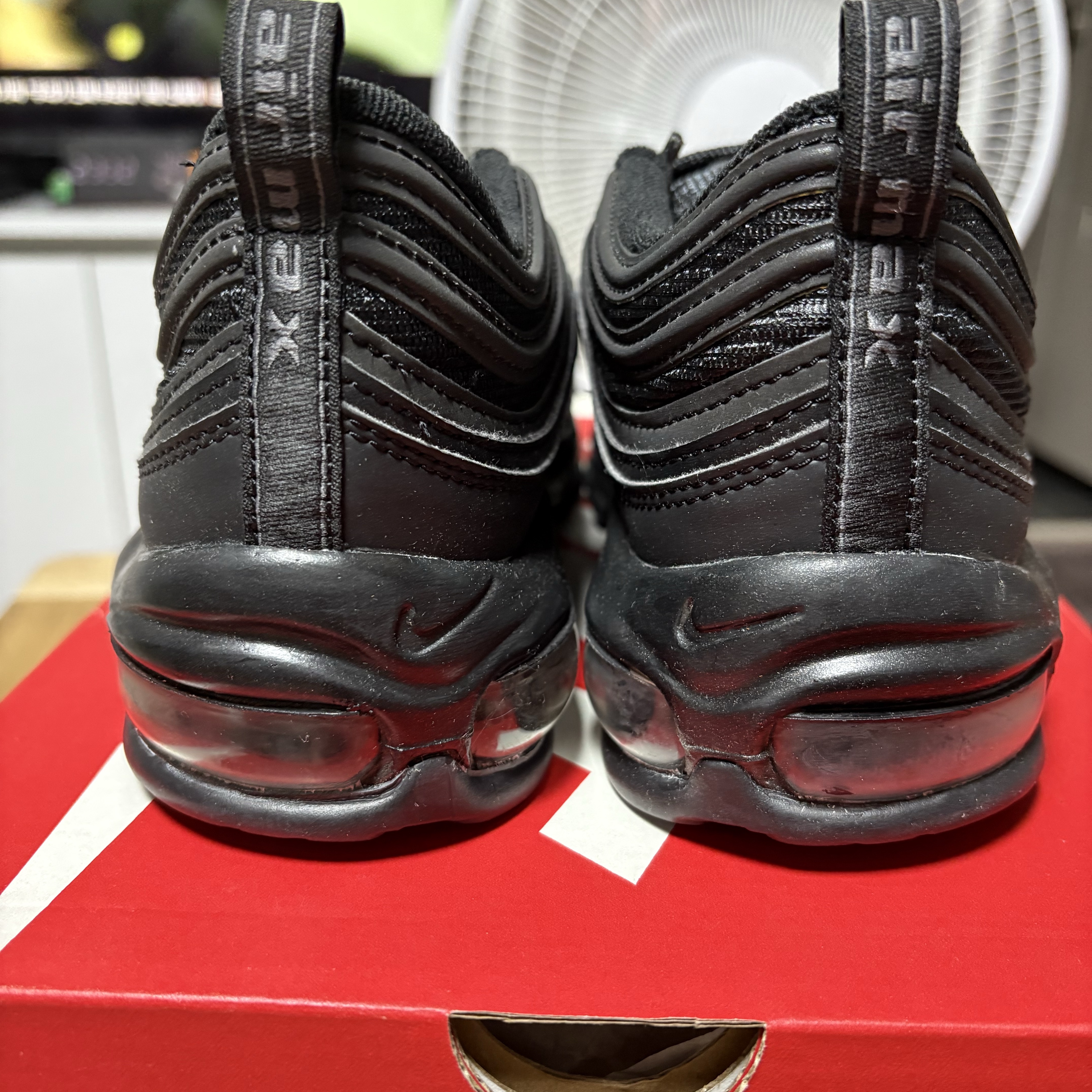 (W) Nike Air Max 97 Black Dark Grey 착용 스타일 - 5