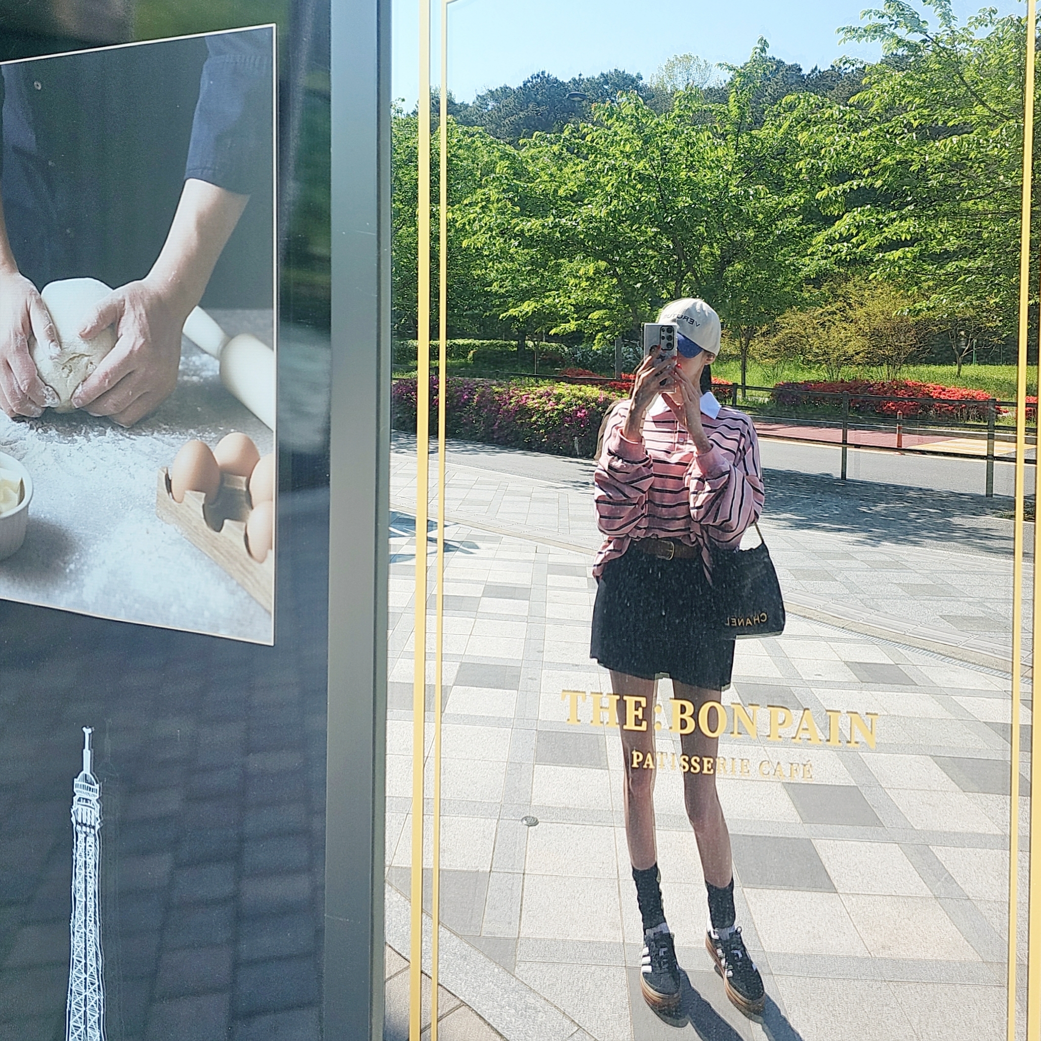 (W) Adidas Gazelle Bold Core Black Cloud White, Chanel 22 Mini Handbag Shiny Calfskin & Gold Black 착용 스타일 - 1
