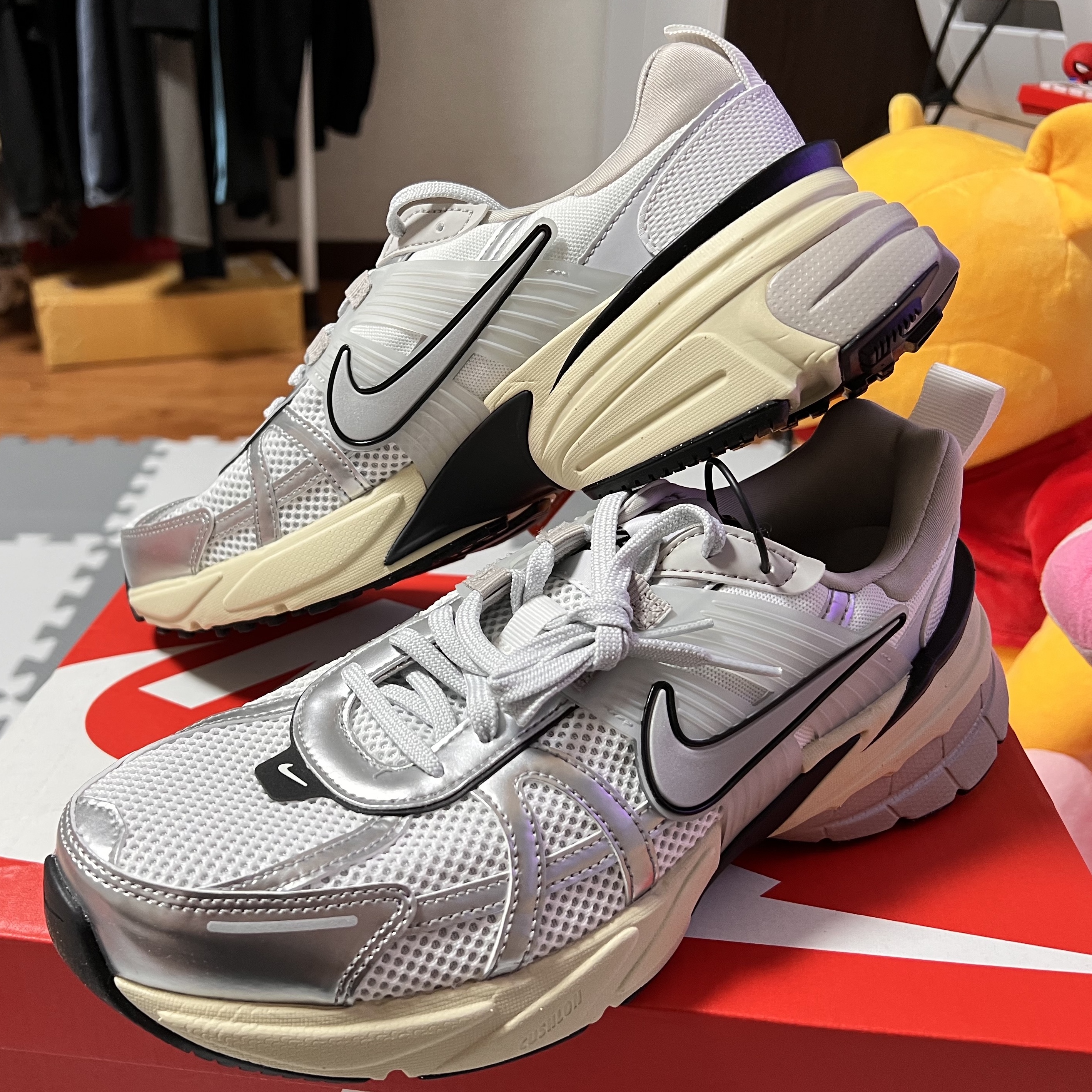 Nike V2K Run Summit White Metallic Silver 착용 스타일