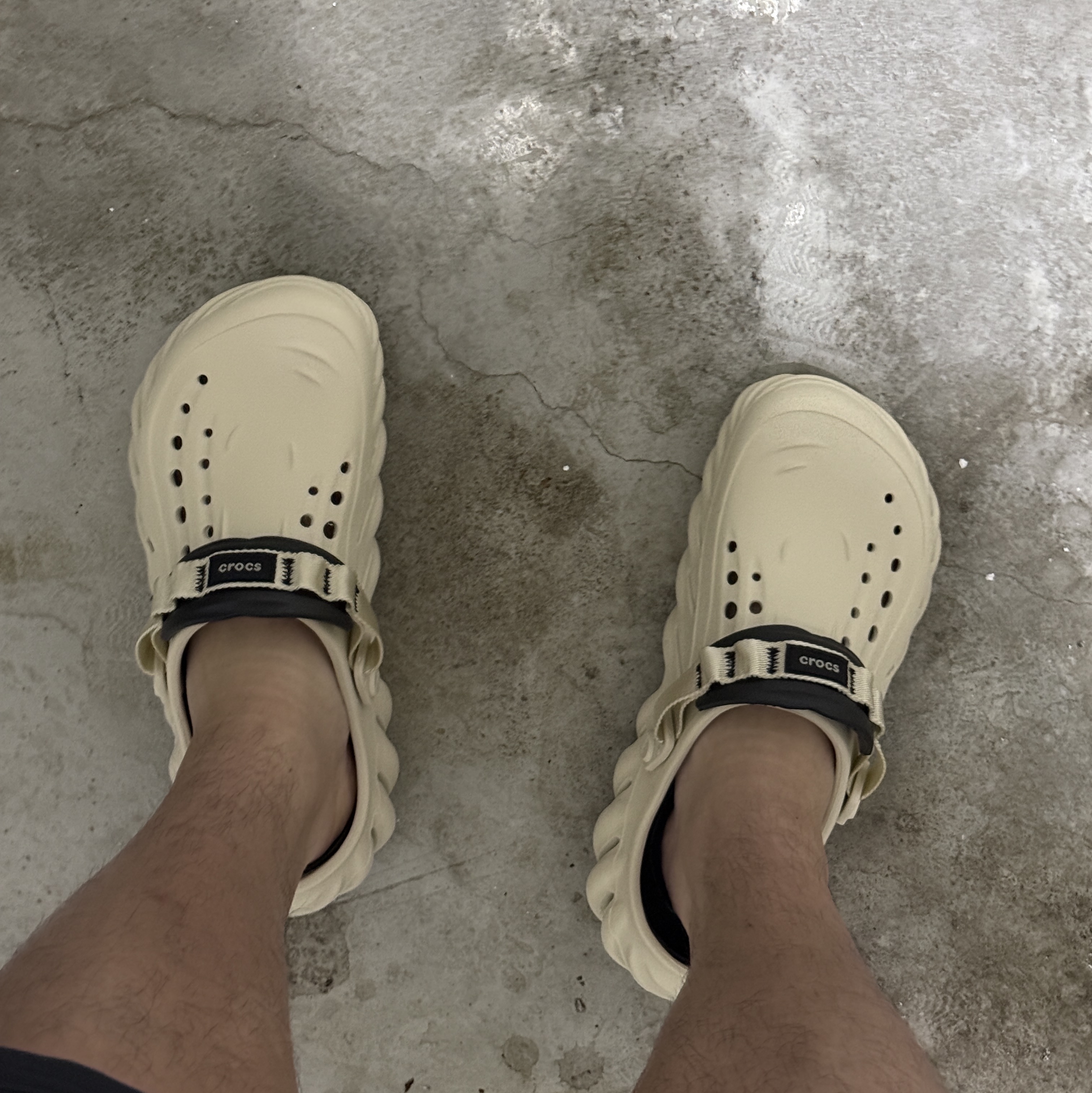 Crocs Echo Clog Bone Black 착용 스타일