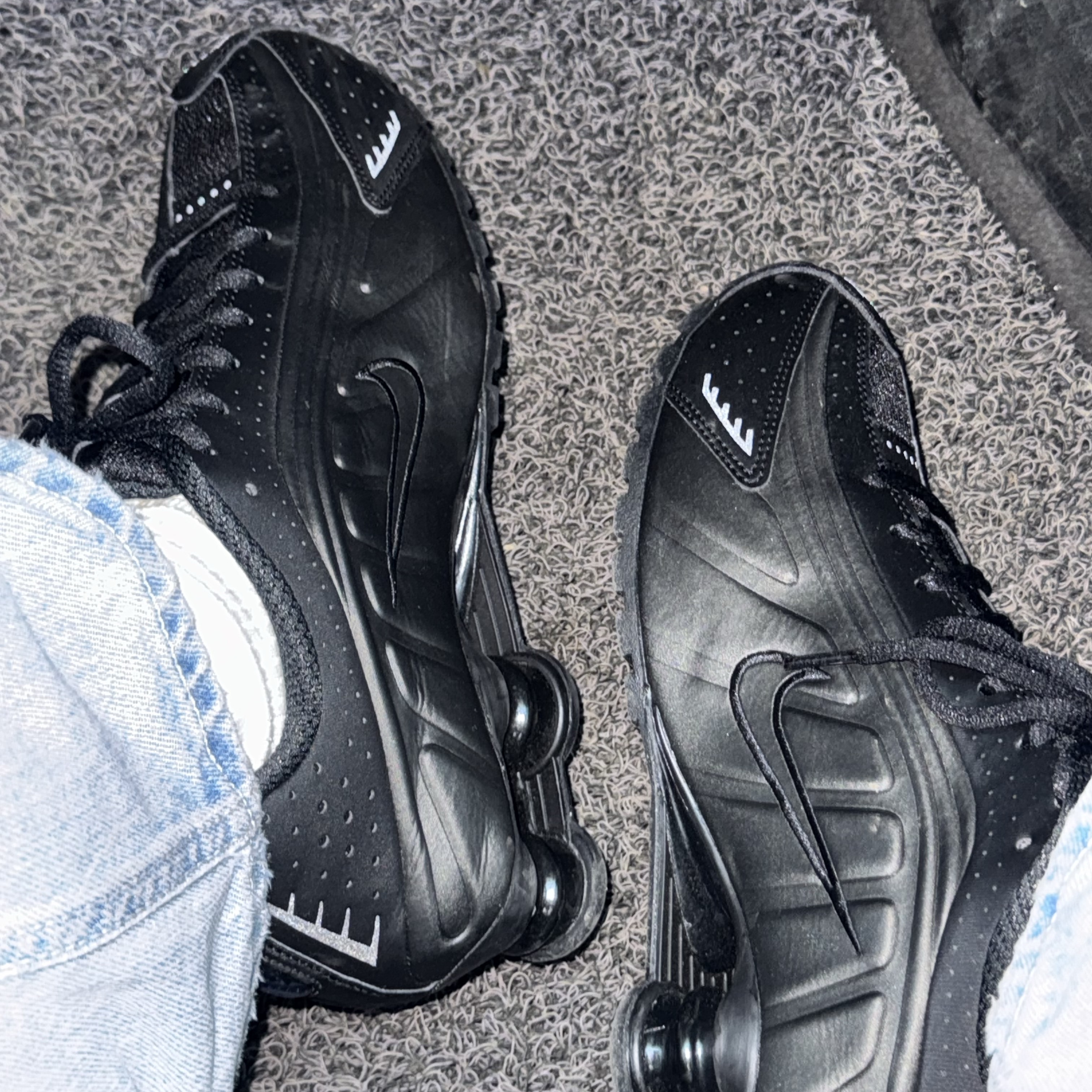 Nike Shox R4 Black Bright Crimson 착용 스타일
