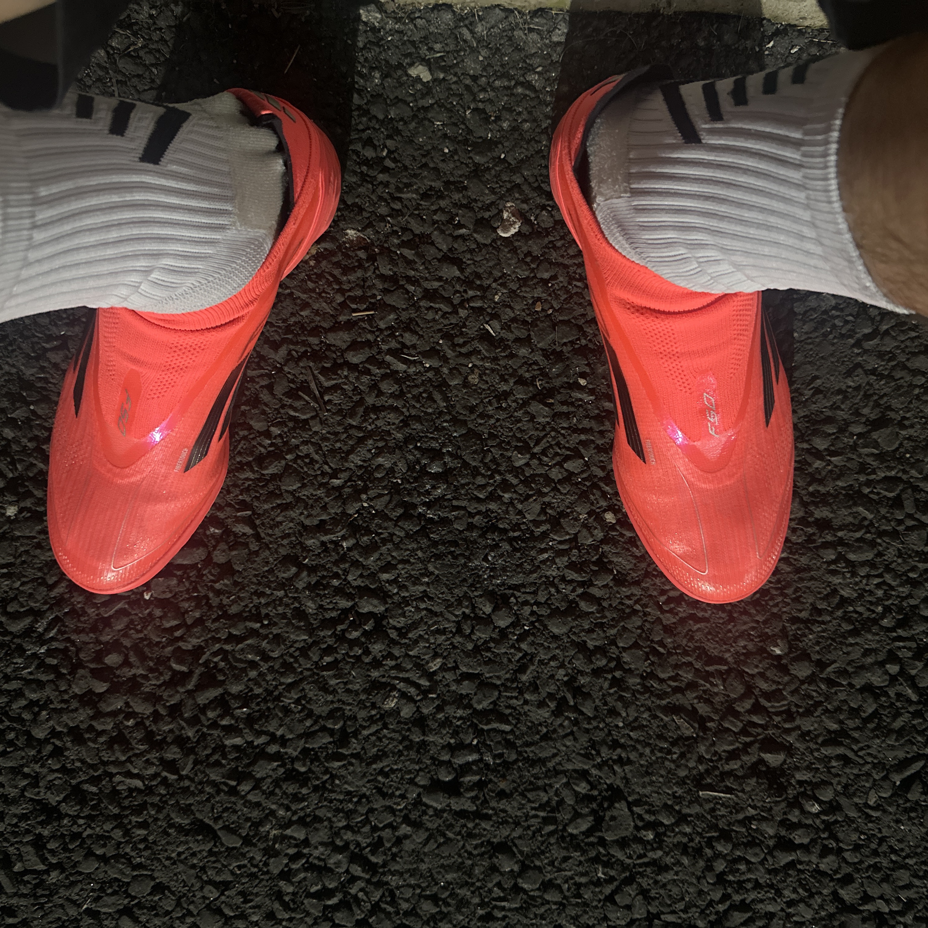 Adidas F50 Pro Laceless TF Turbo Aurora Black 착용 스타일