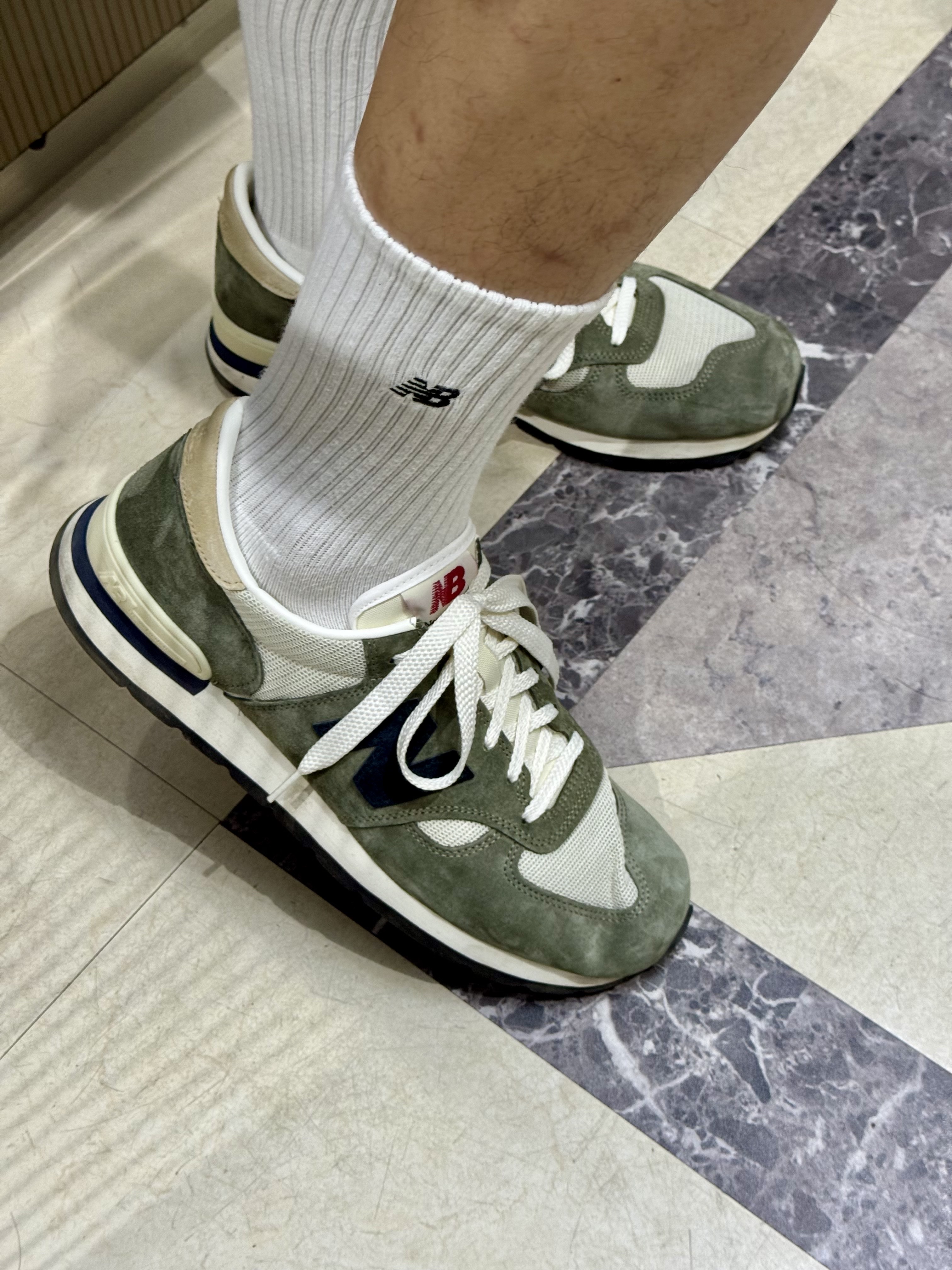 New Balance 990v1 Made in USA Olive 착용 스타일