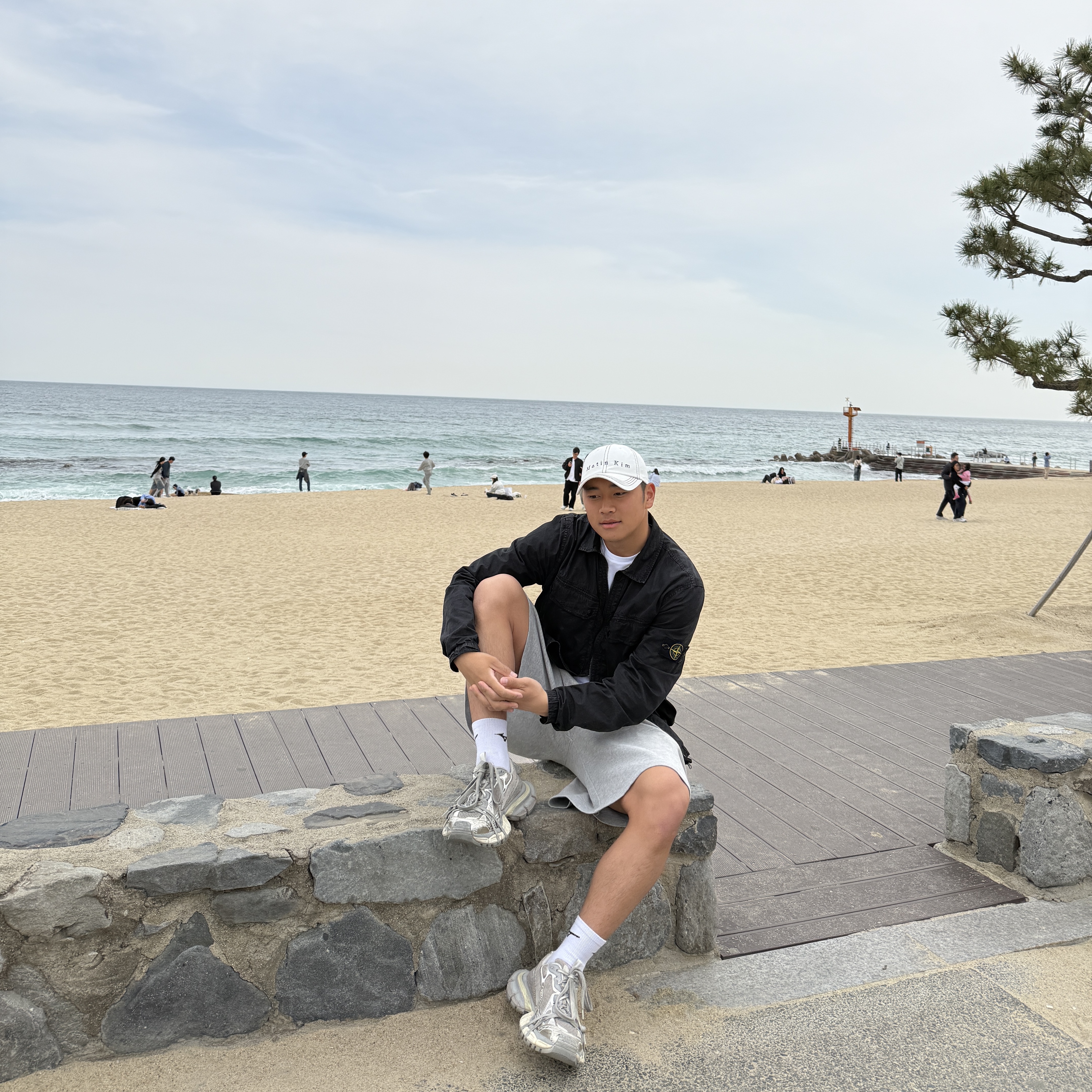 Matin Kim Matin Stitch Ball Cap White, Balenciaga 3XL Sneakers Light Beige 착용 스타일