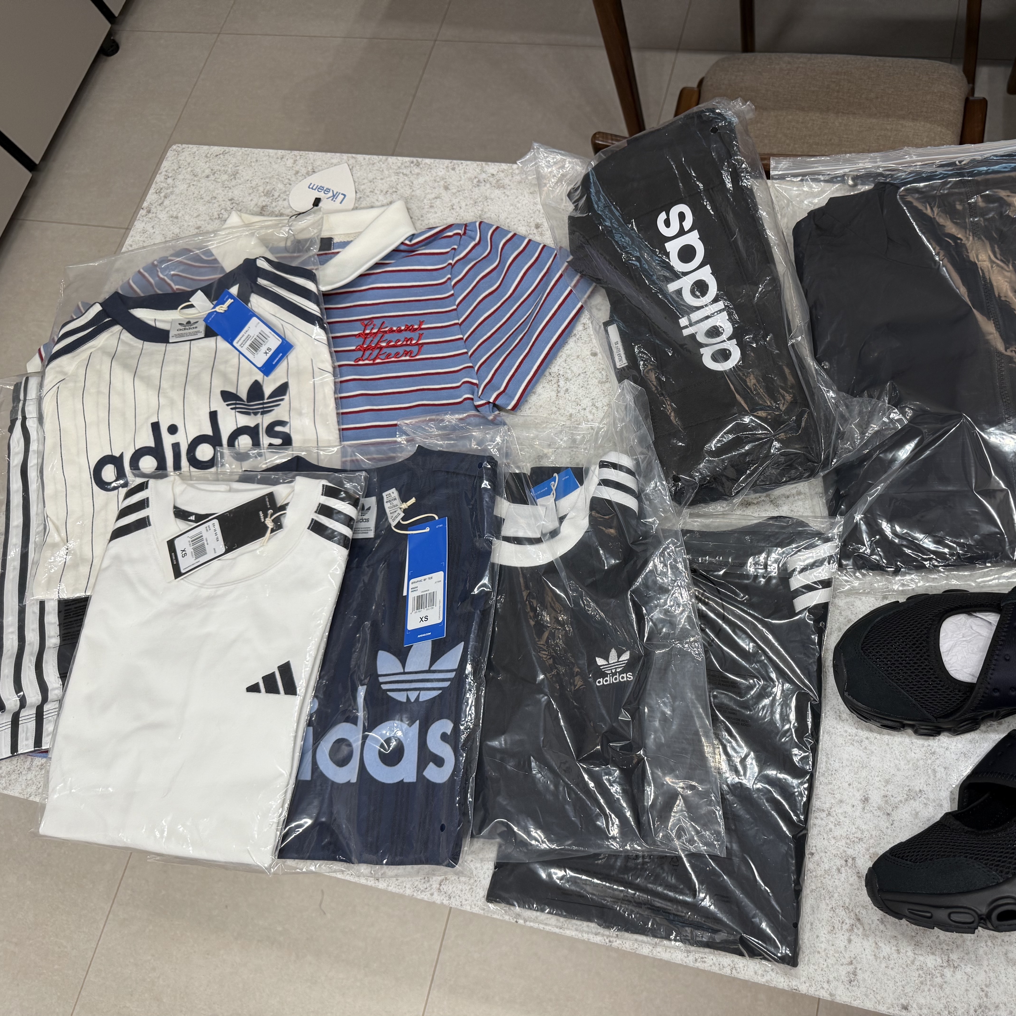 (W) Adidas Adifom Megajane Core Black, (W) Adidas Linear Cali Graphic T-Shirt Off White Night Indigo - KR Sizing 착용 스타일 - 2
