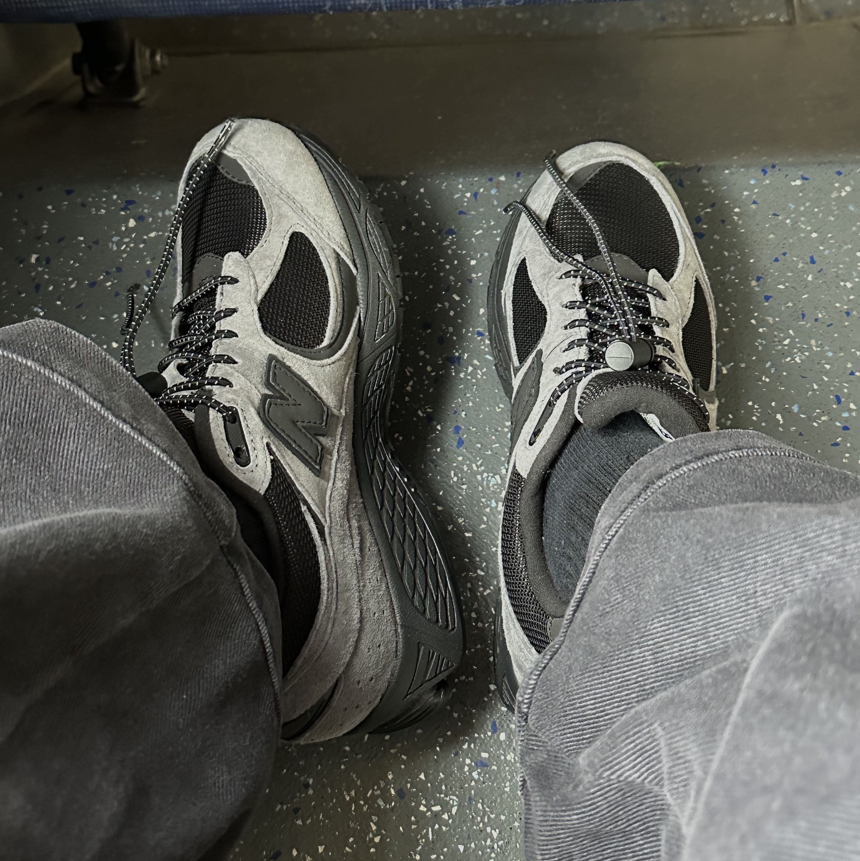 New Balance x JJJJound 2002R Gore-Tex Charcoal 착용 스타일 - 1