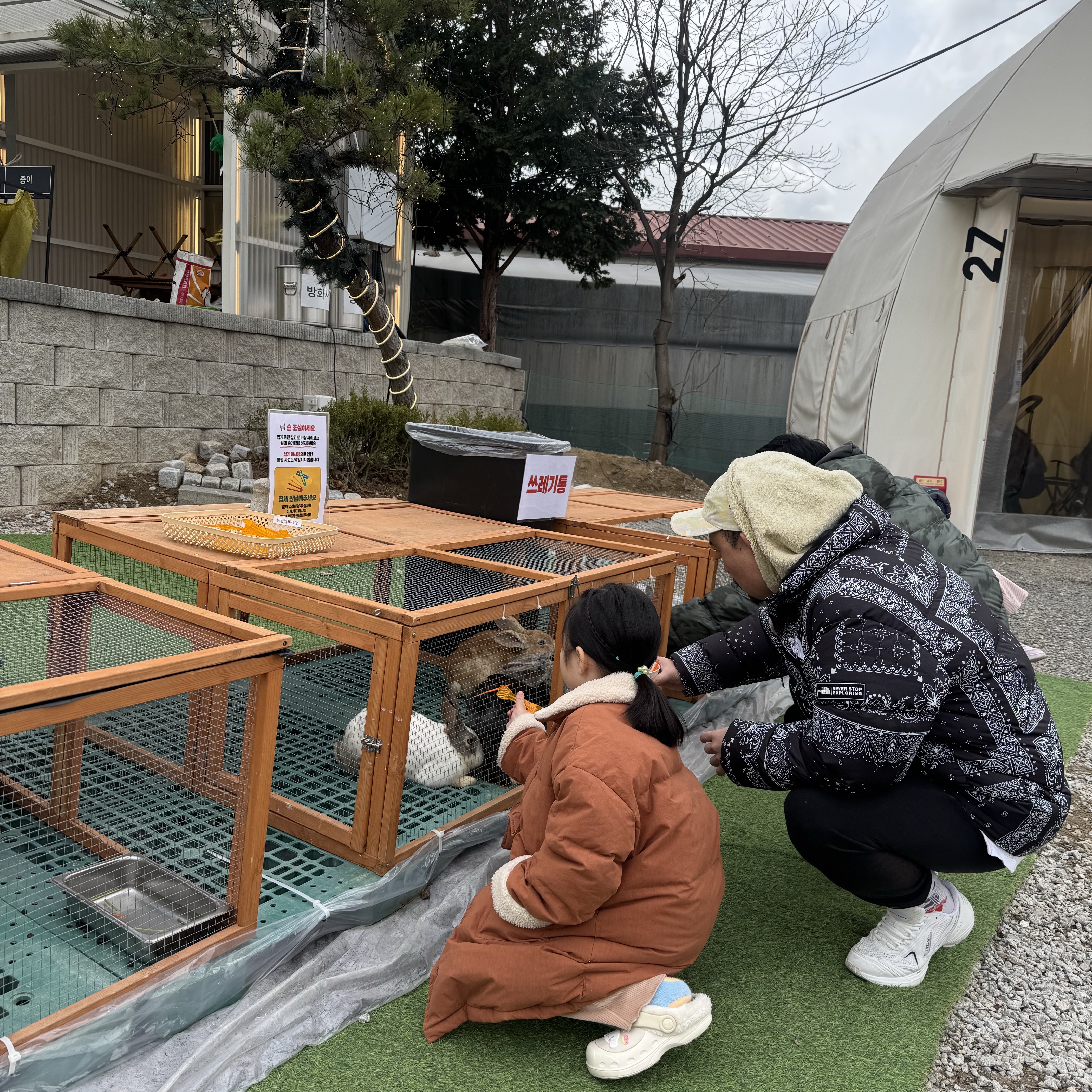 The North Face Novelty Lofty Down Jacket Real Black, Givenchy TK-MX Runner Sneakers in Mesh Ivory 착용 스타일