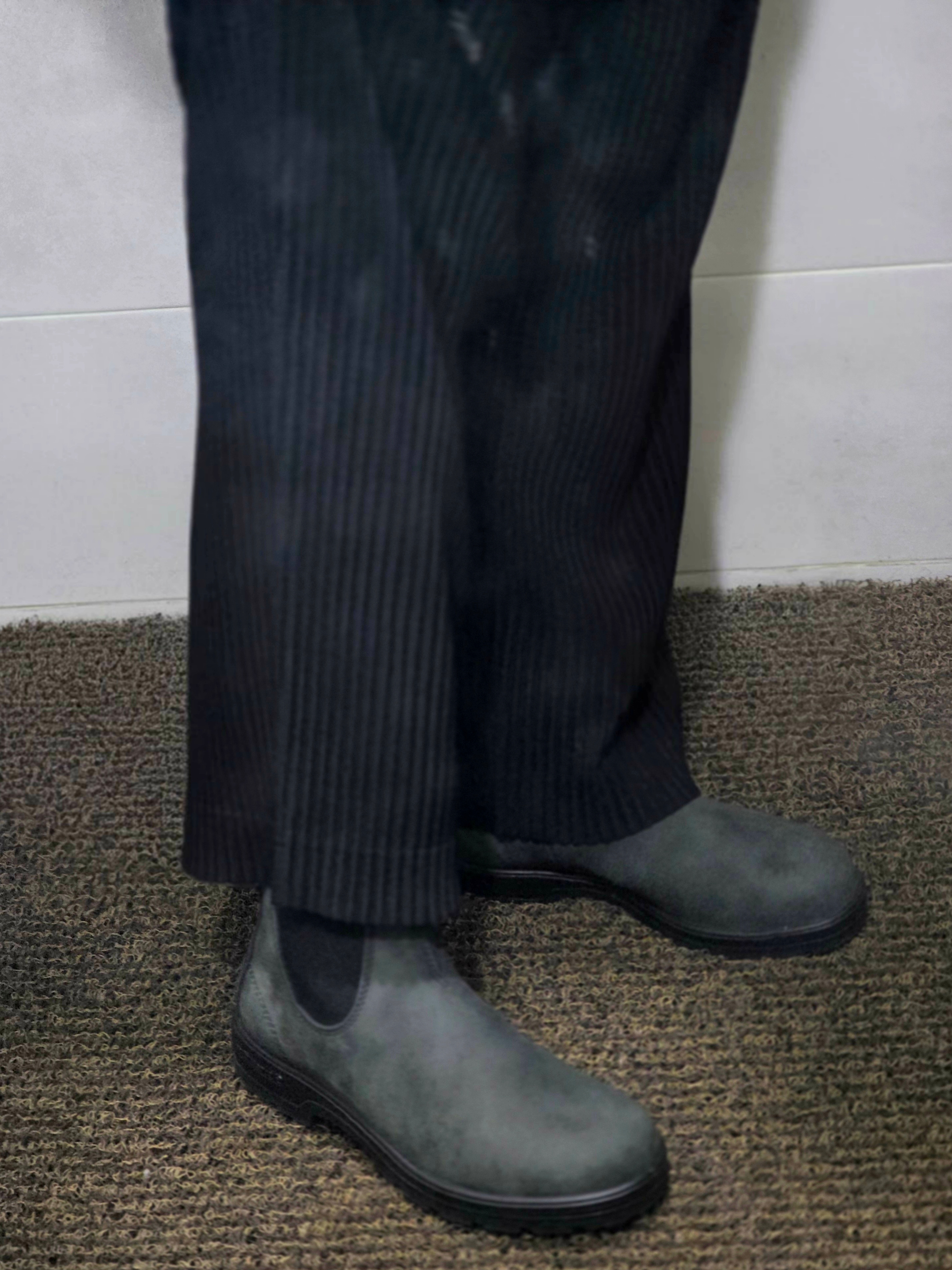 BLUNDSTONE Classics 587 Chelsea Boots Rustic Black 착용 스타일