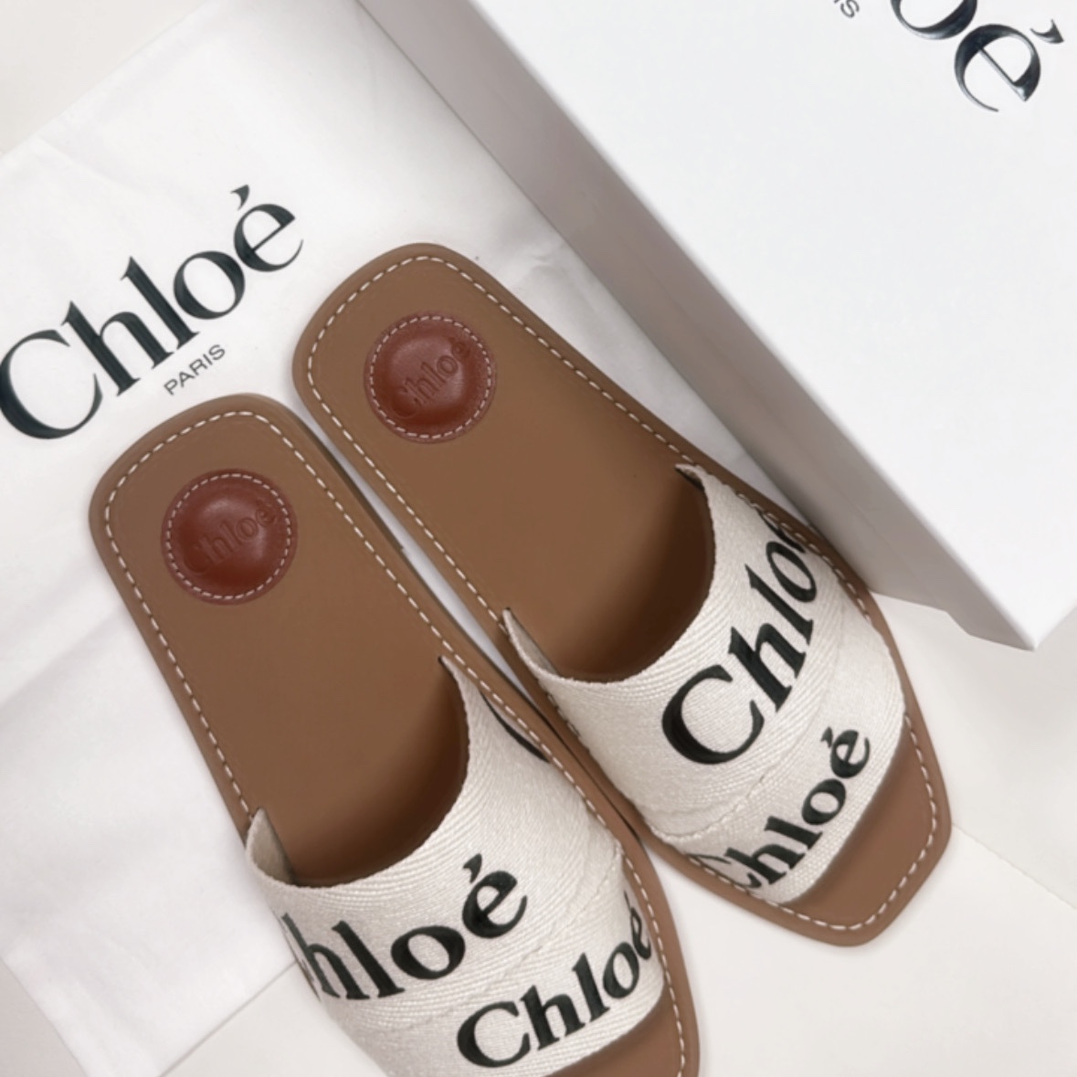 (W) Chloe Woody Flat Mule White 착용 스타일