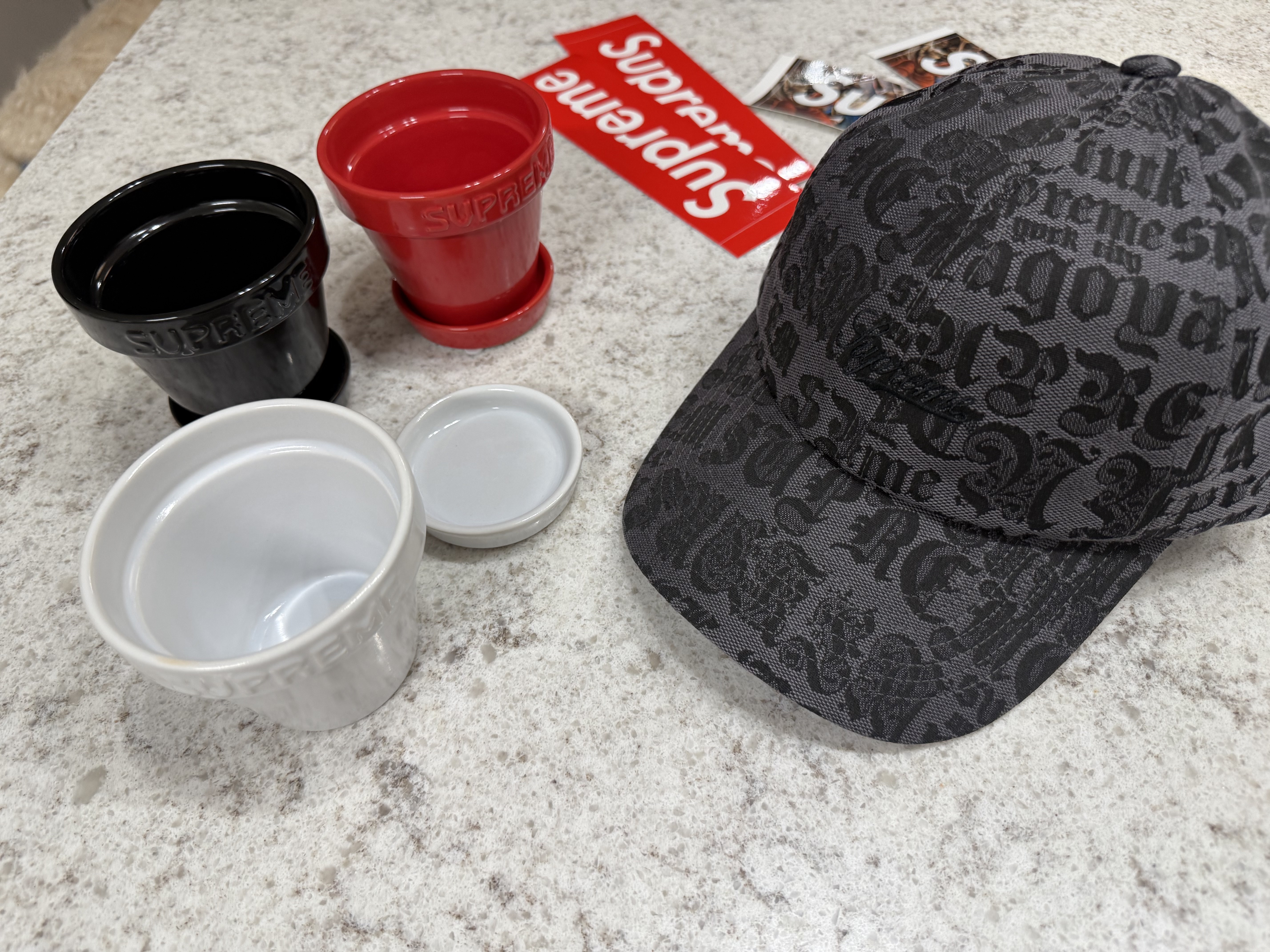 Supreme Cities Jacquard 6-Panel Black - 25SS, Supreme Mini Planters Multicolor (Set of 3) - 25SS 착용 스타일 - 2