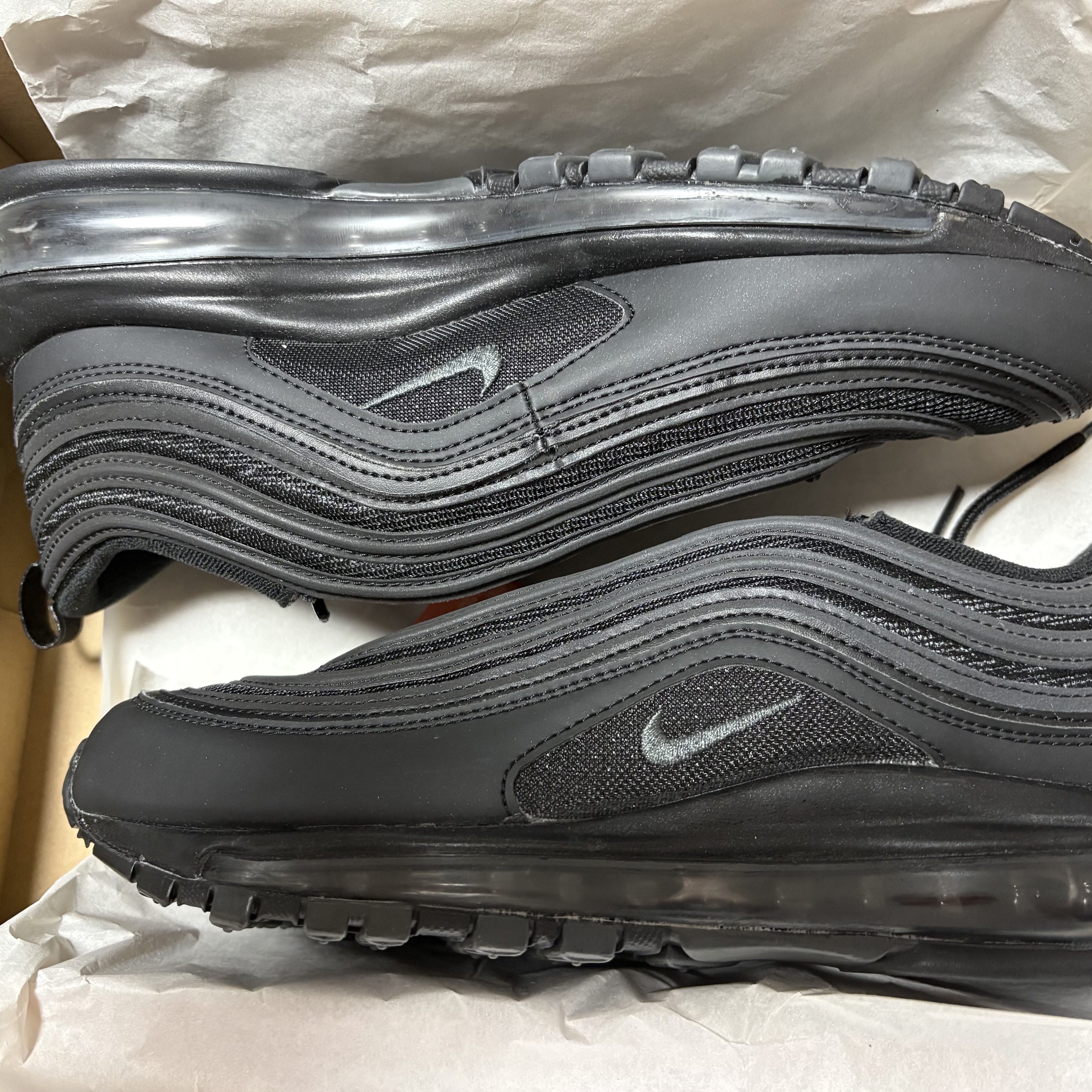 (W) Nike Air Max 97 Black Dark Grey 착용 스타일 - 2