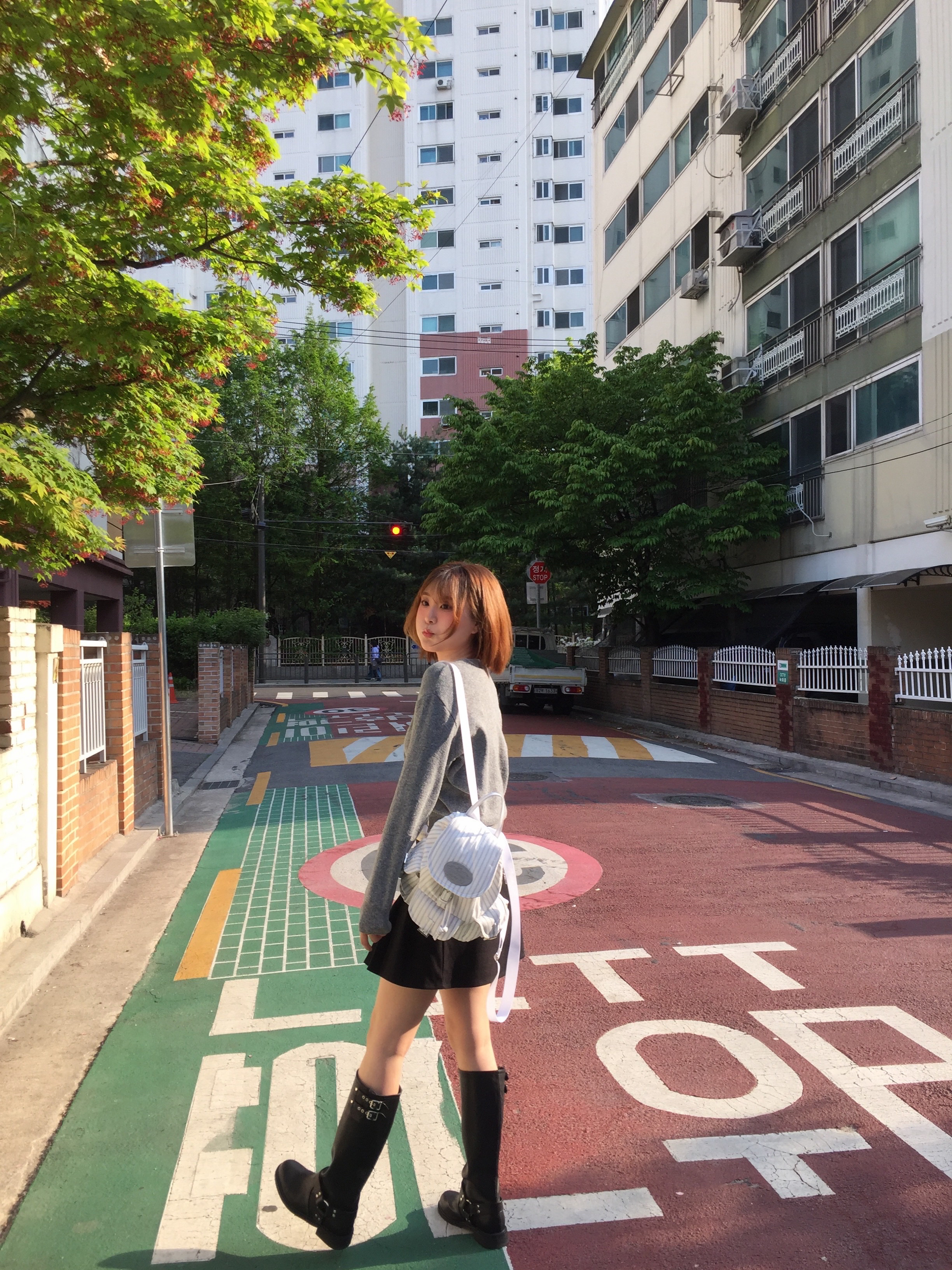 LOTS YOU Nostalgia Chubby Backpack White 착용 스타일 - 1