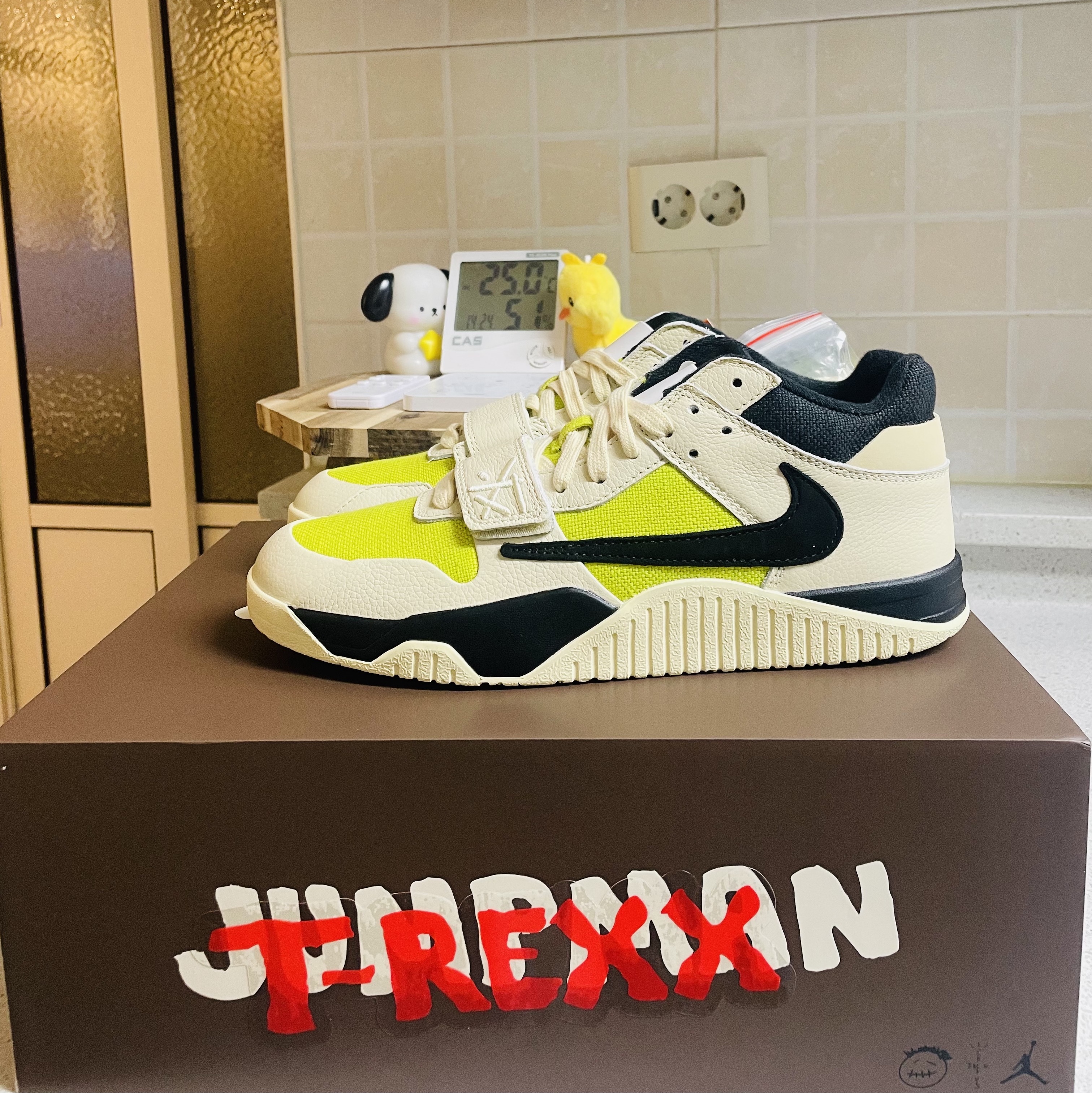 Jordan x Travis Scott Jumpman Jack TR University Red, Jordan x Travis Scott Jumpman Jack TR Sail and Dark Mocha 착용 스타일 - 2