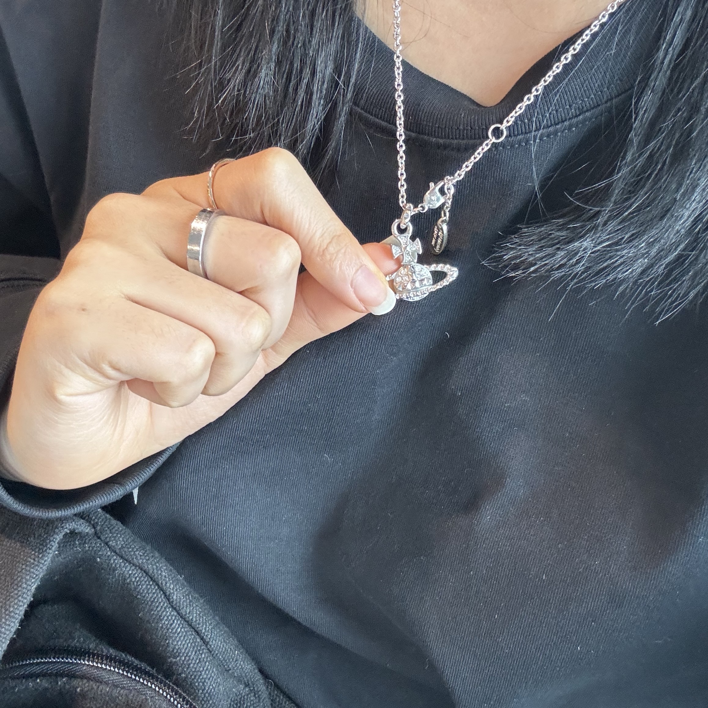 Vivienne Westwood Mayfair Bas Relief Pendant Silver 착용 스타일