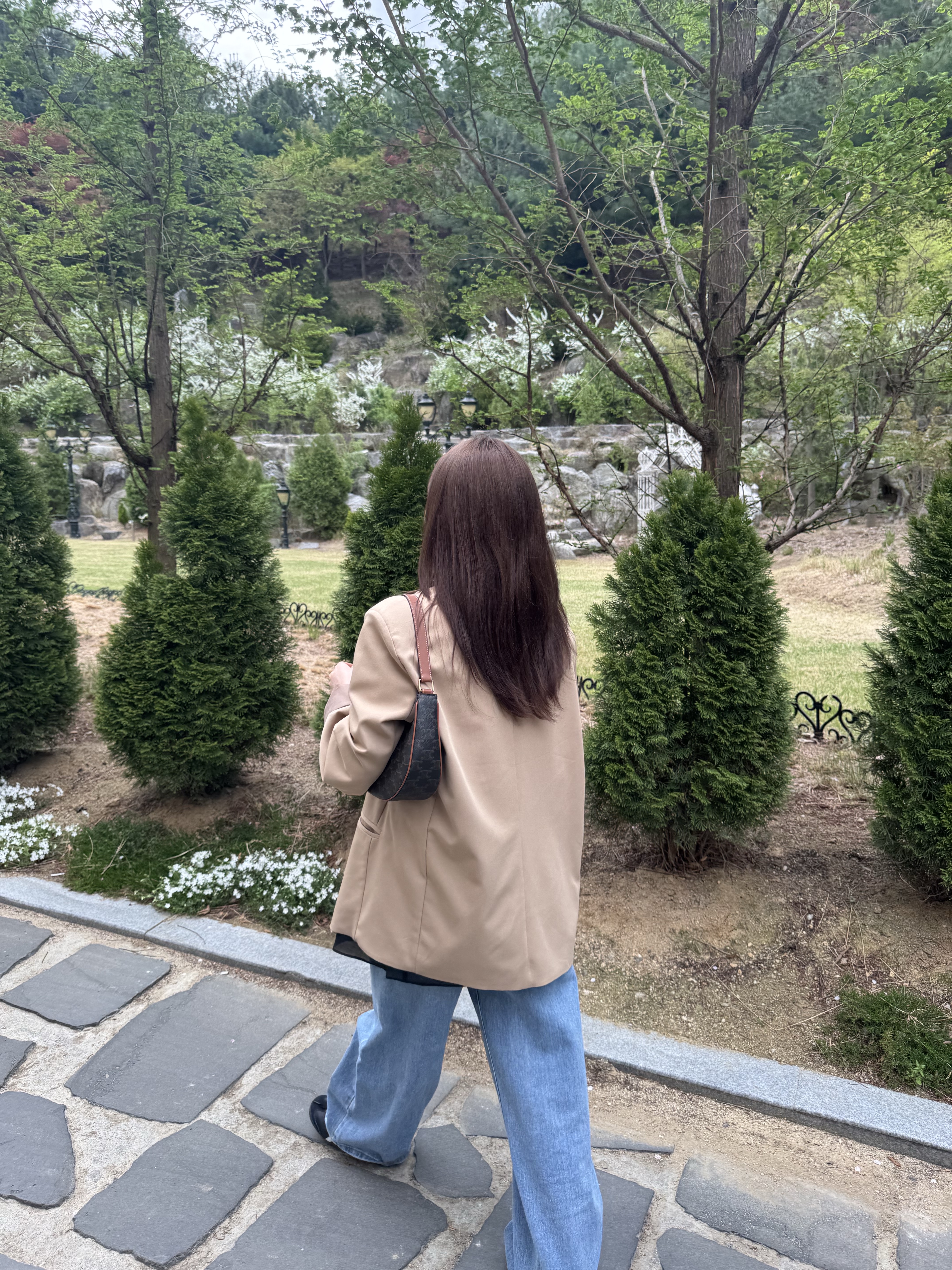 Celine Ava Bag in Triomphe Canvas and Calfskin Tan, Onitsuka Tiger Mexico 66 Black White 착용 스타일 - 1