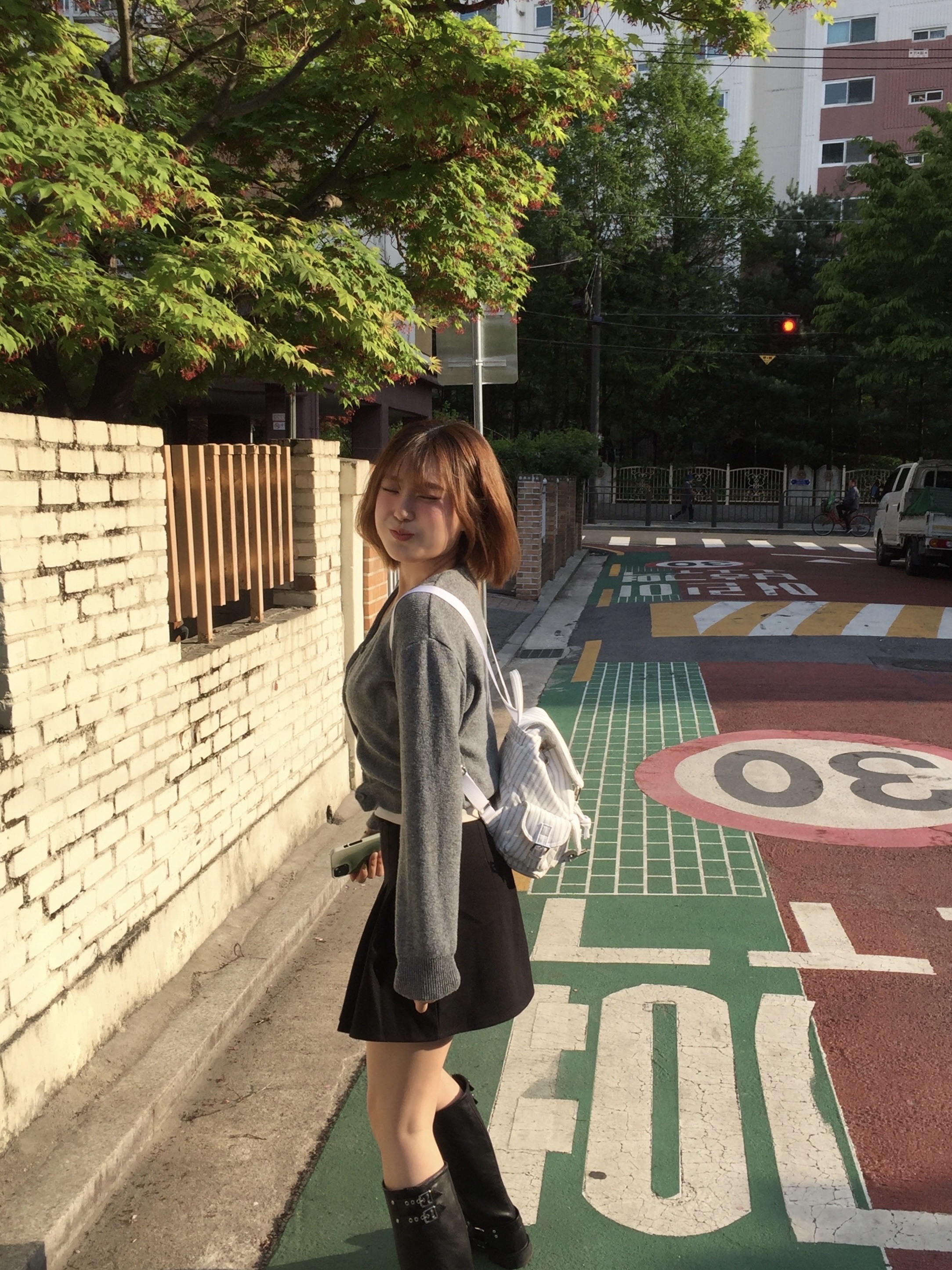 LOTS YOU Nostalgia Chubby Backpack White 착용 스타일 - 3