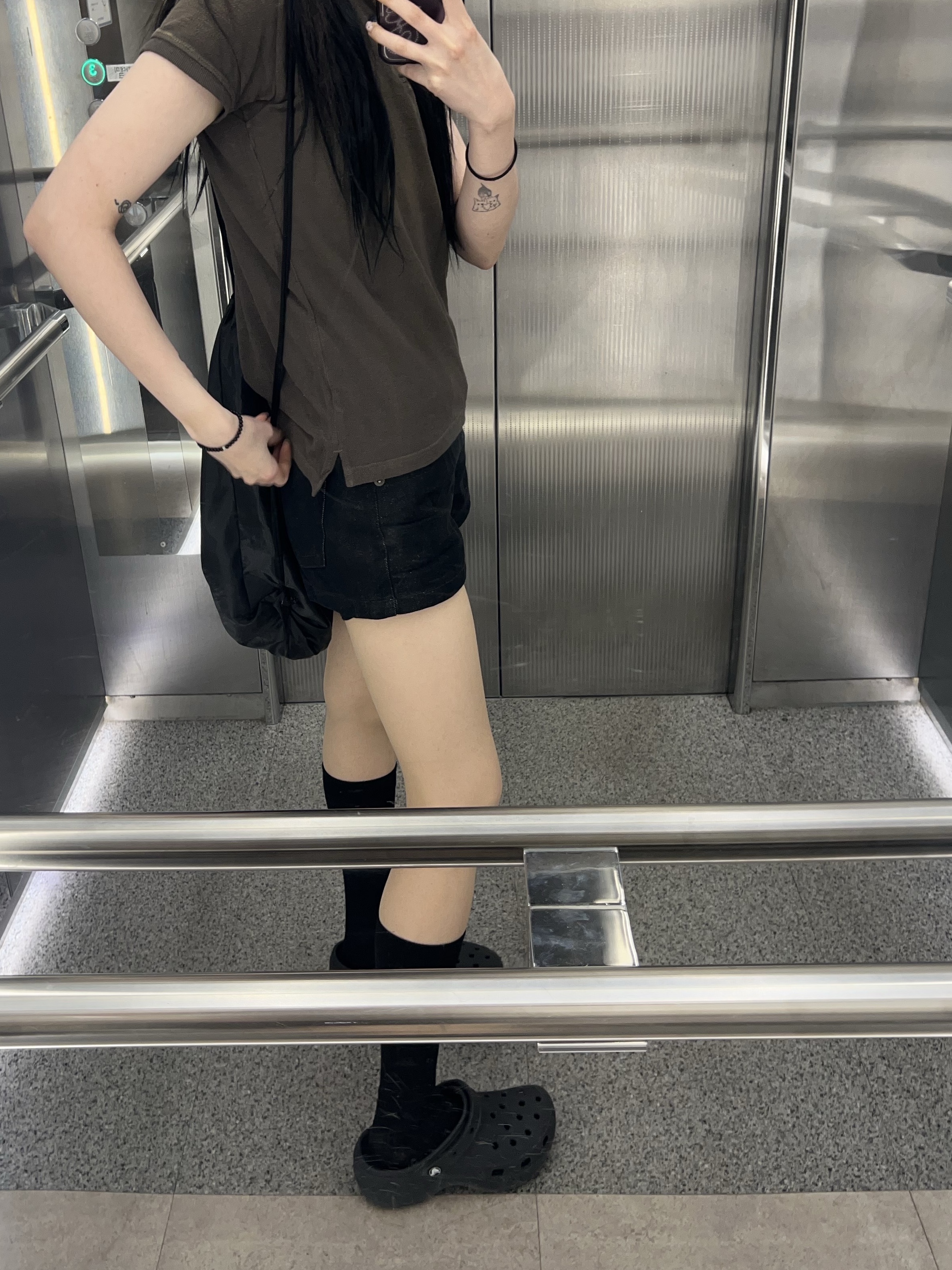 (W) Crocs Classic Platform Clog Black 착용 스타일 - 3